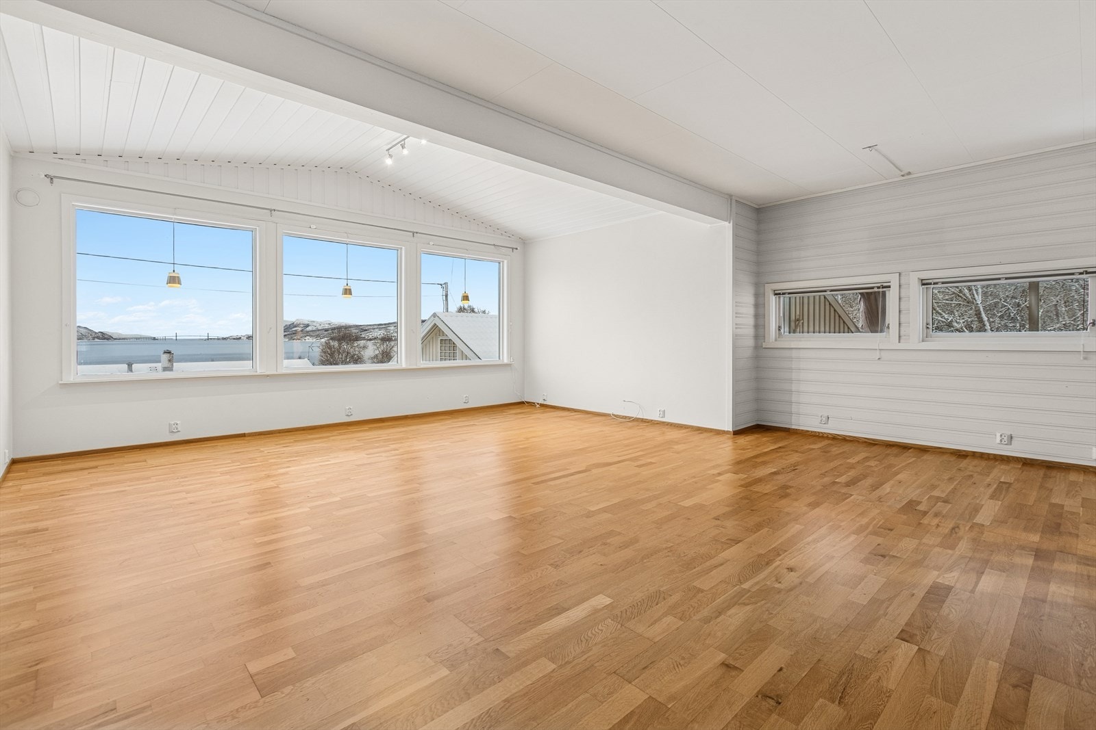 Her får du en landlig beliggenhet med kort vei til blant annet barnehage og skole, samt ca. 15 minutters kjøring til Kongsvik sentrum med døgnåpen dagligvarebutikk. Galleribilde