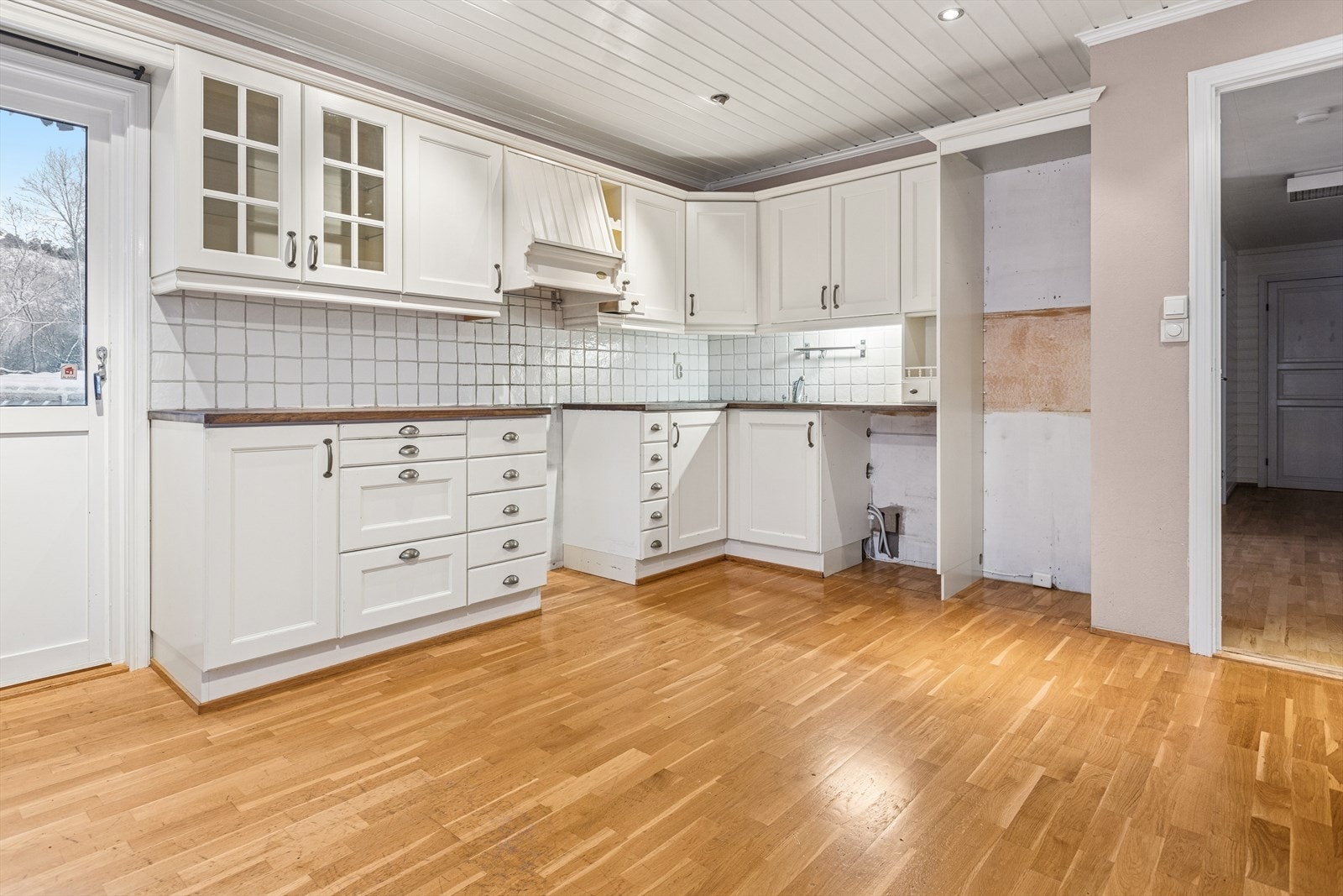 Romslig hjørnekjøkken med rikelig med skap- og benkeplass. Galleribilde