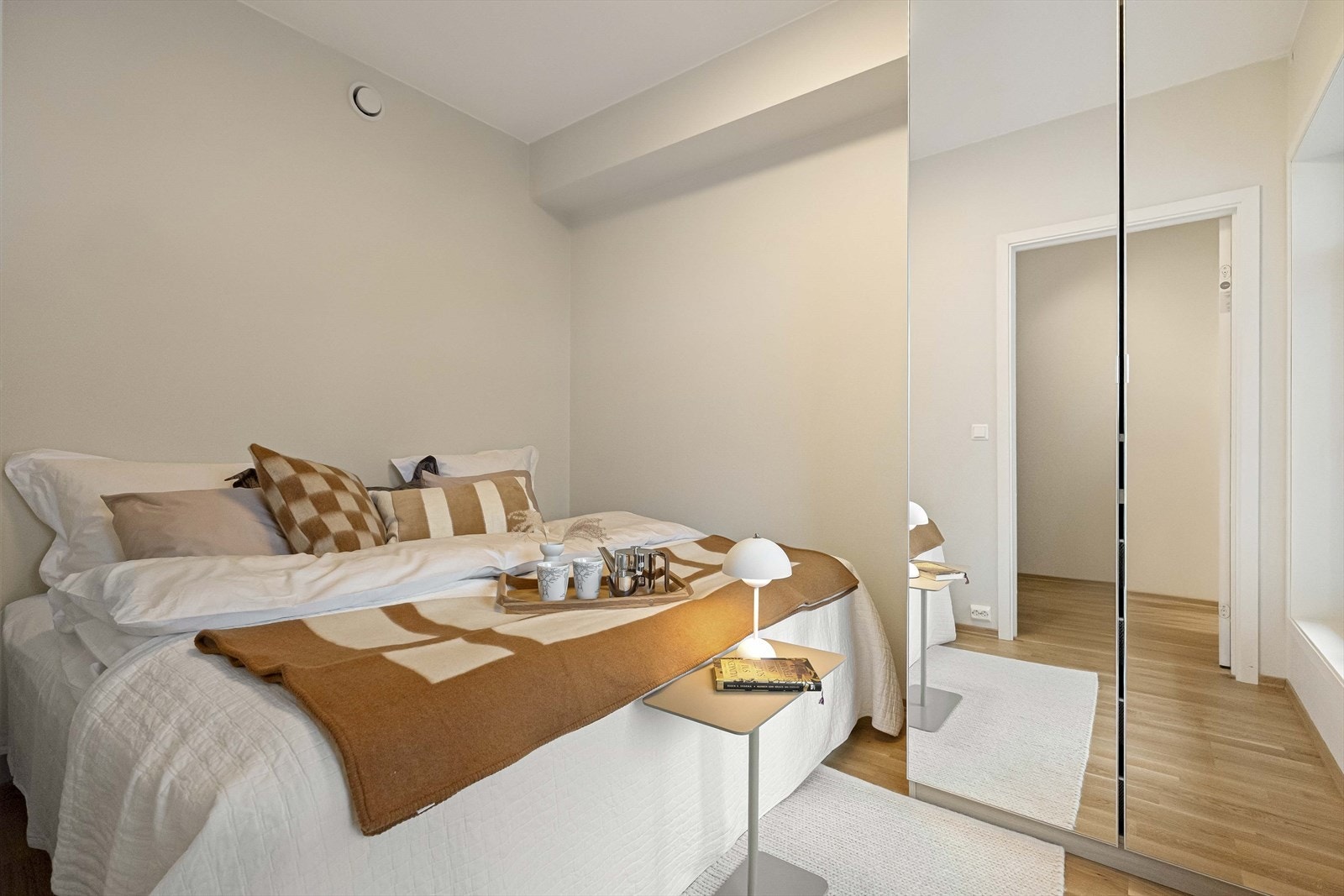 Flott soverom med god solskjerming Galleribilde