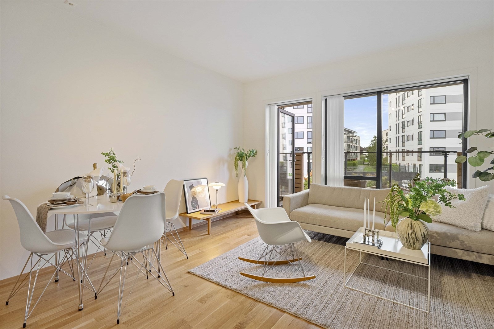 Romslig stue med utgang til balkong Galleribilde