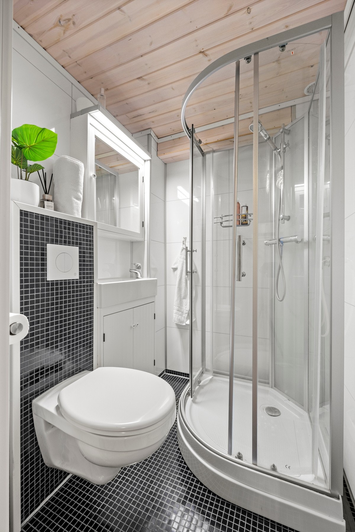 Bad - ca 2 kvm. Utstyrt med dusjkabinett og toalett. Galleribilde