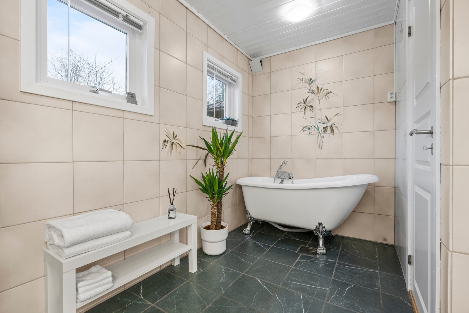 Badet er utstyrt med dusjkabinett, badekar og servantskap. Galleribilde