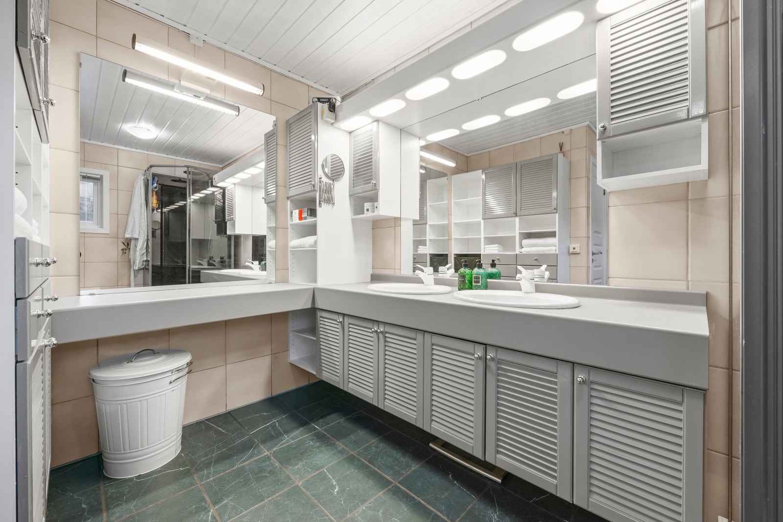 Romslig servantskap. Galleribilde