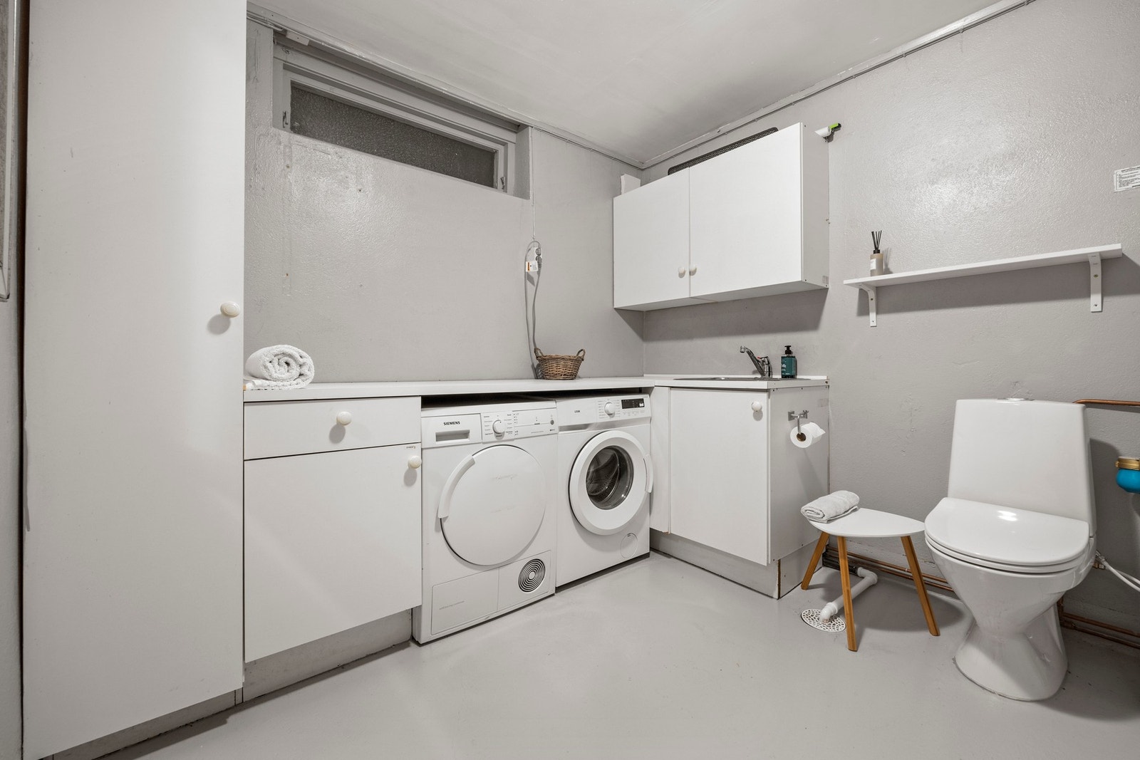 Vaskekjeller - ca 7,5 kvm. Utstyrt med toalett, samt opplegg for vaskemaskin og enkel innredning. Galleribilde