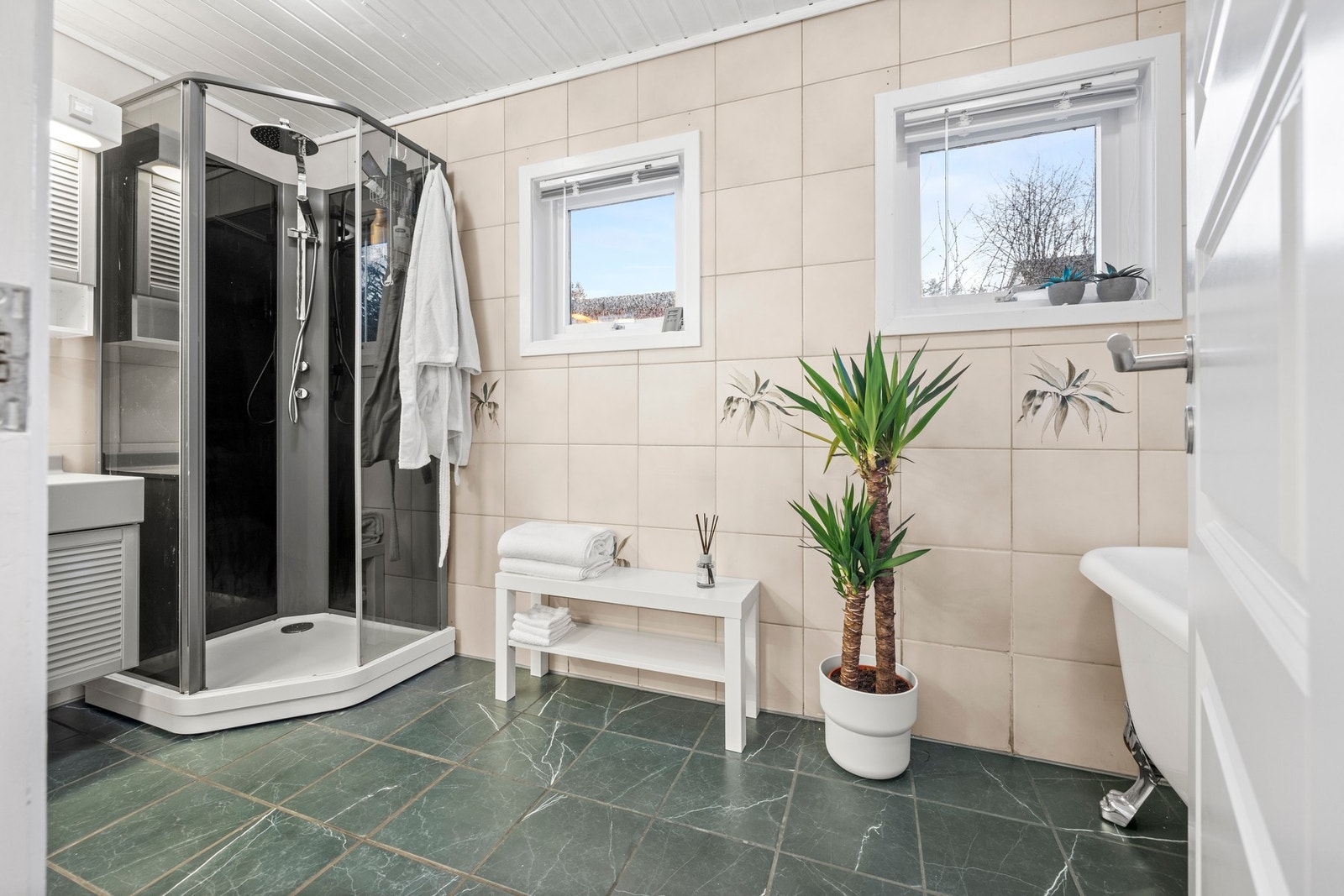 Bad - ca 9 kvm. Flislagte overflater med varme i gulv. Galleribilde