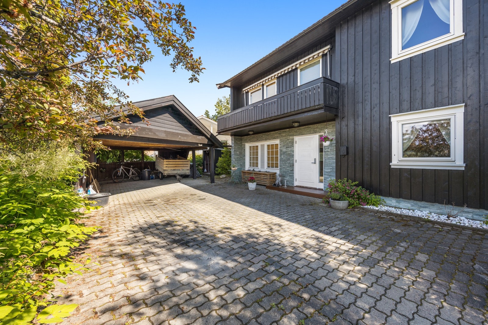 Romslig carport. Elbillader montert ved inngangsparti. Galleribilde