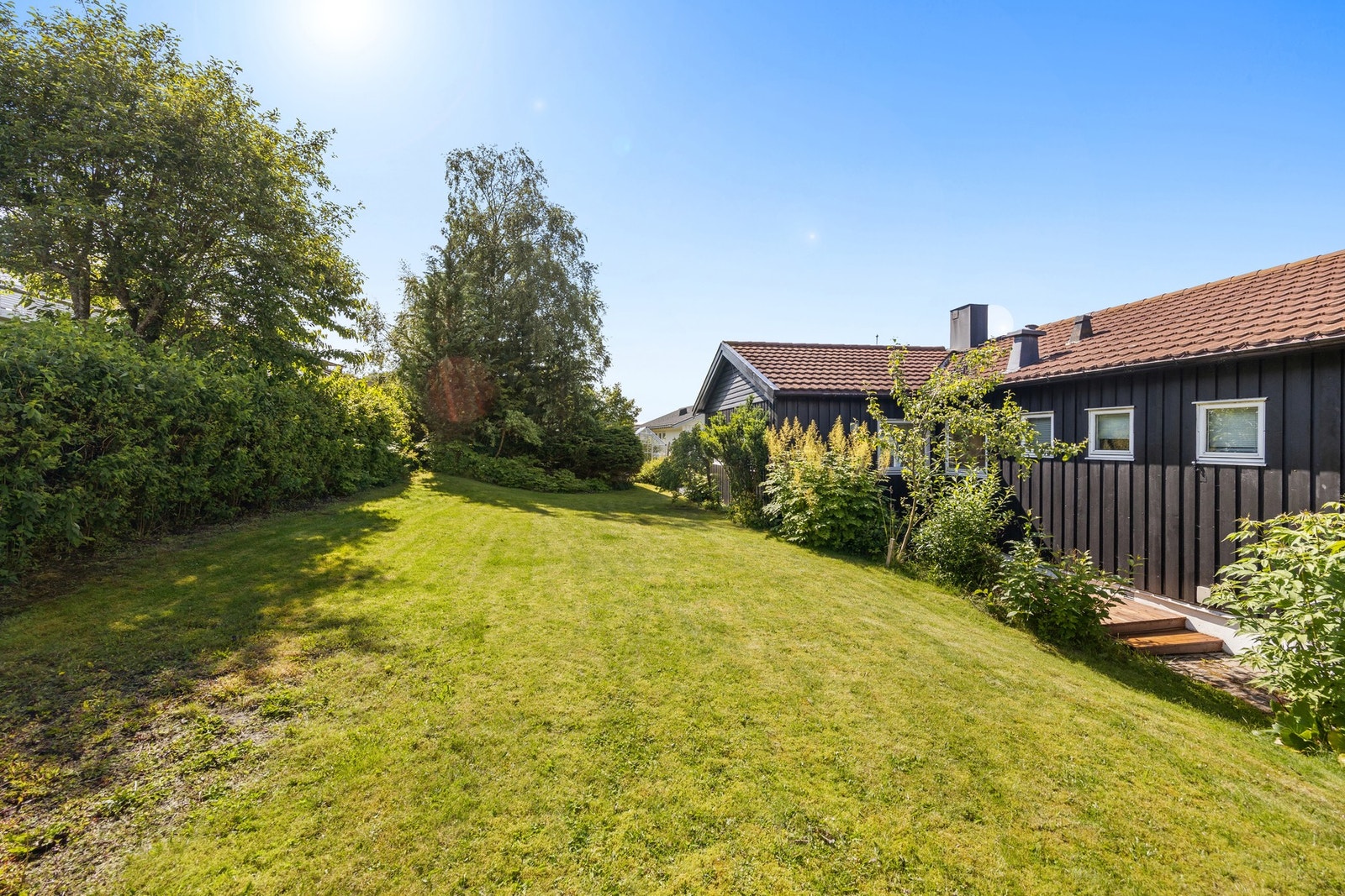 Plenlagt areal i bakkant huset. Godt med boltreplass for familien! Galleribilde