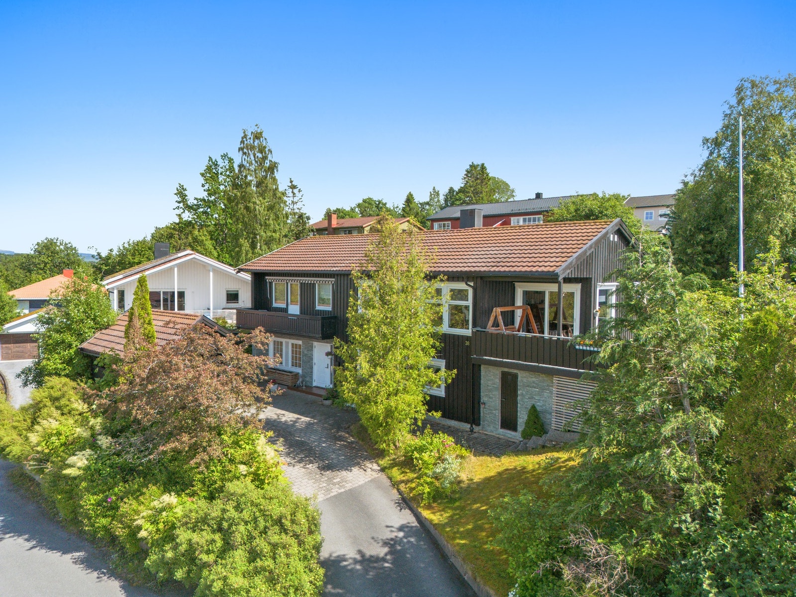 Tomten måler 812 kvm. Beplantet med busker og trær. Det er støttemur, samt steinlagt og asfaltert gårdsplass som gir et godt førsteinntrykk av eiendommen! Galleribilde