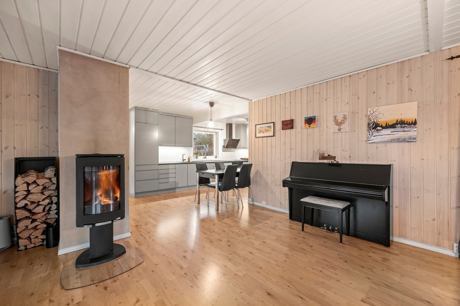 Åpen løsning inn til kjøkken Galleribilde