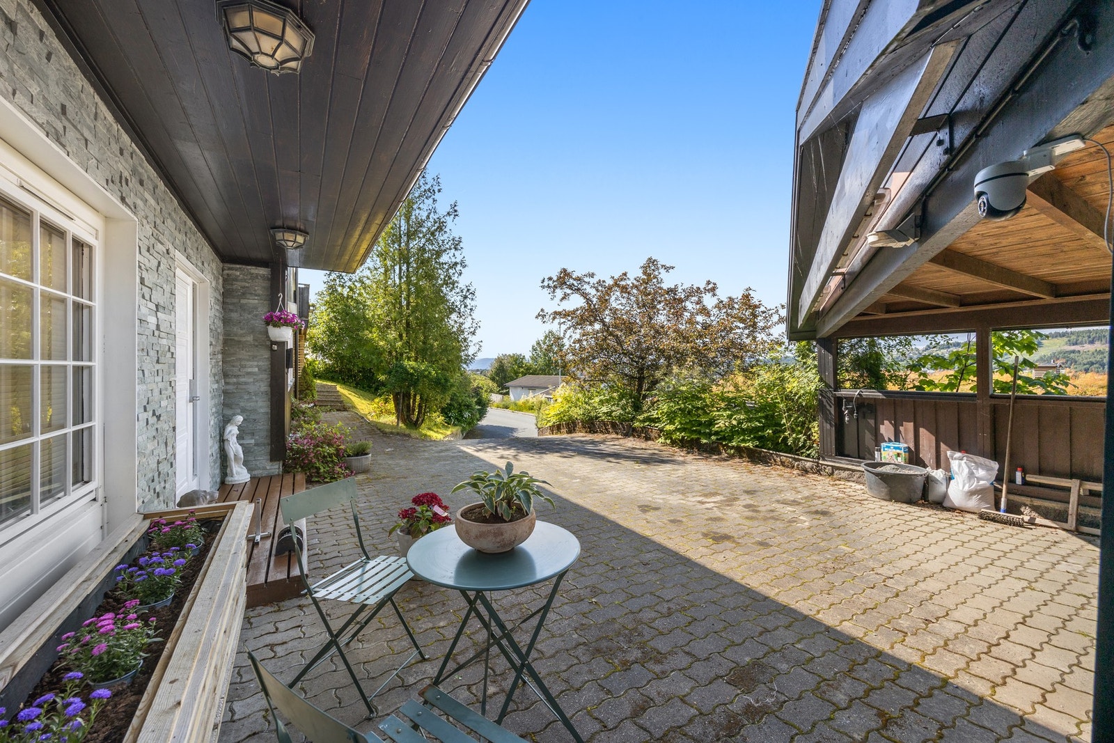 Frodig og pent opparbeidet tomt. Galleribilde