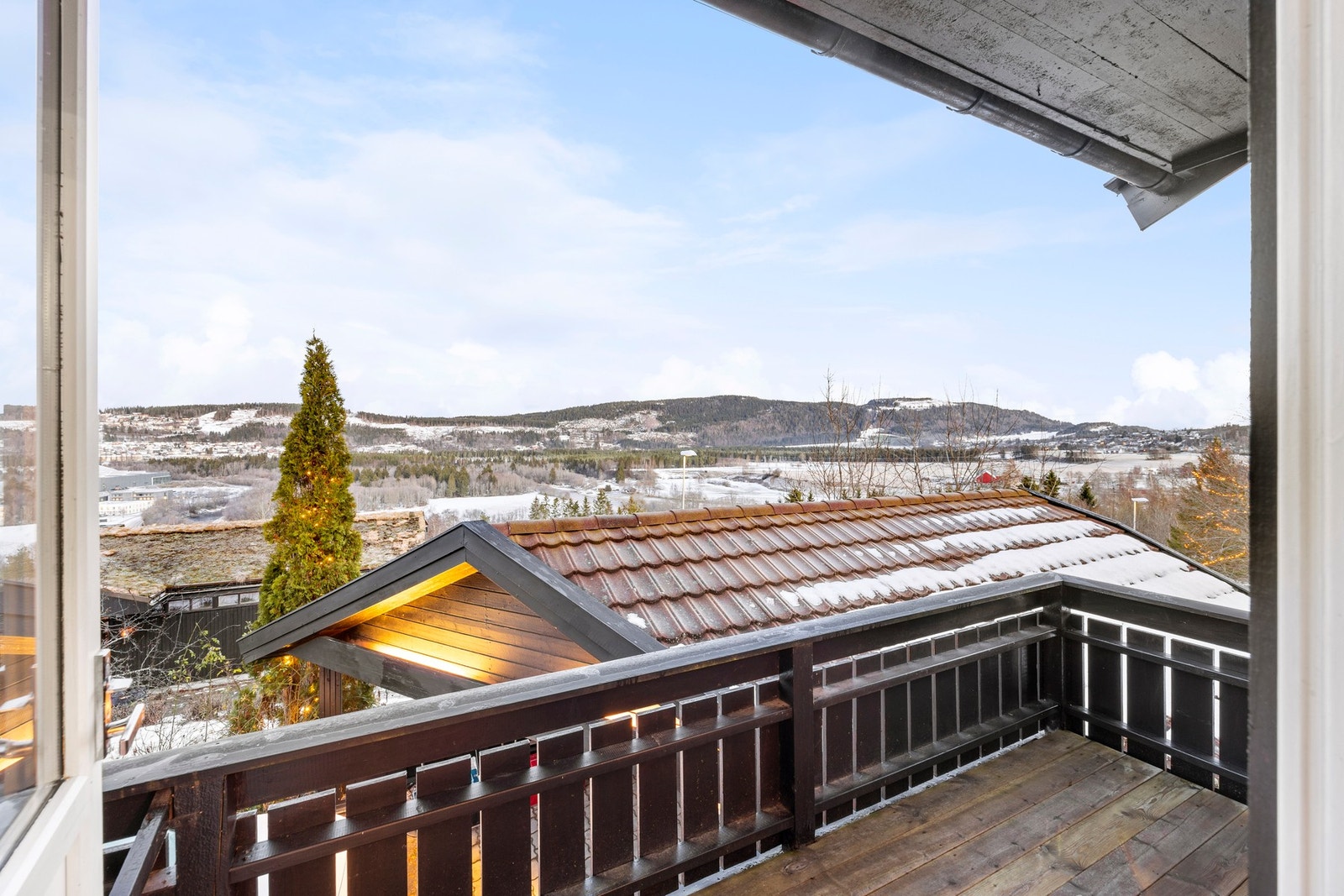 Fra soverommet er det utgang til luftebalkong på ca 7,5 kvm. Galleribilde