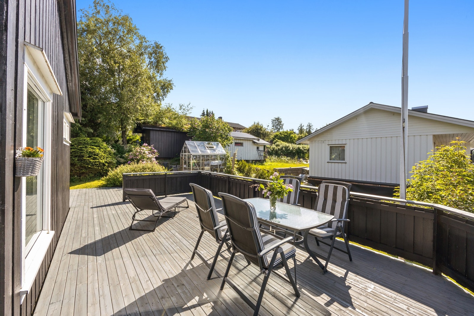 Uteområdet er pent opparbeidet med flere soner Galleribilde