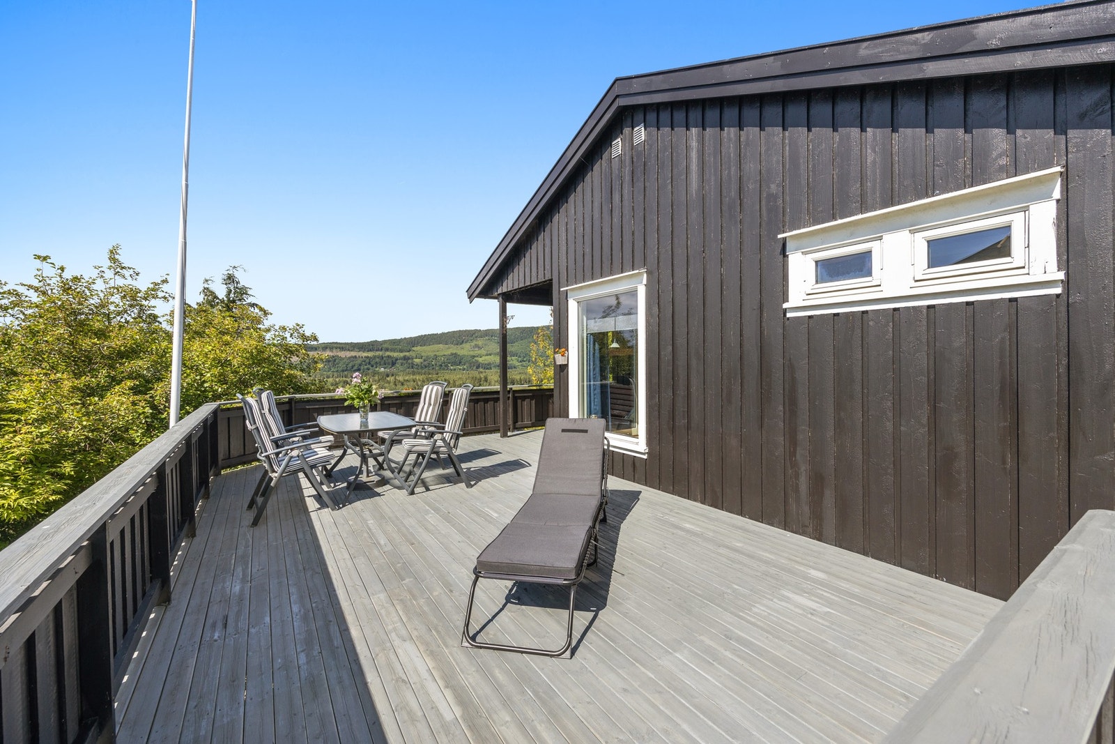 Terrassen har god plass til utemøblement! Galleribilde