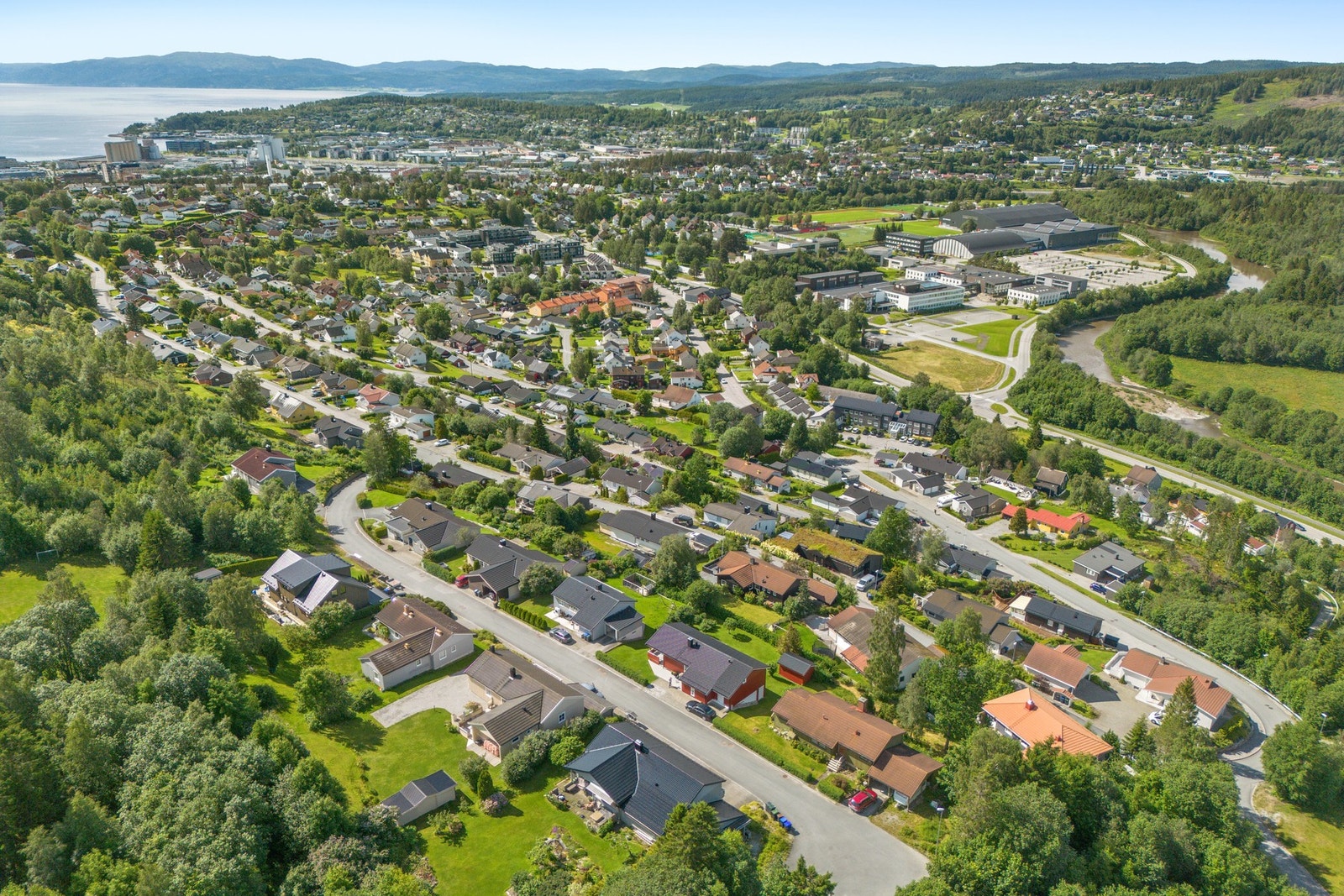 Den høye plasseringen gir både god utsikt og gode solforhold med sen kveldssol, samtidig som den skjermer mot innsyn fra gateplan. Galleribilde
