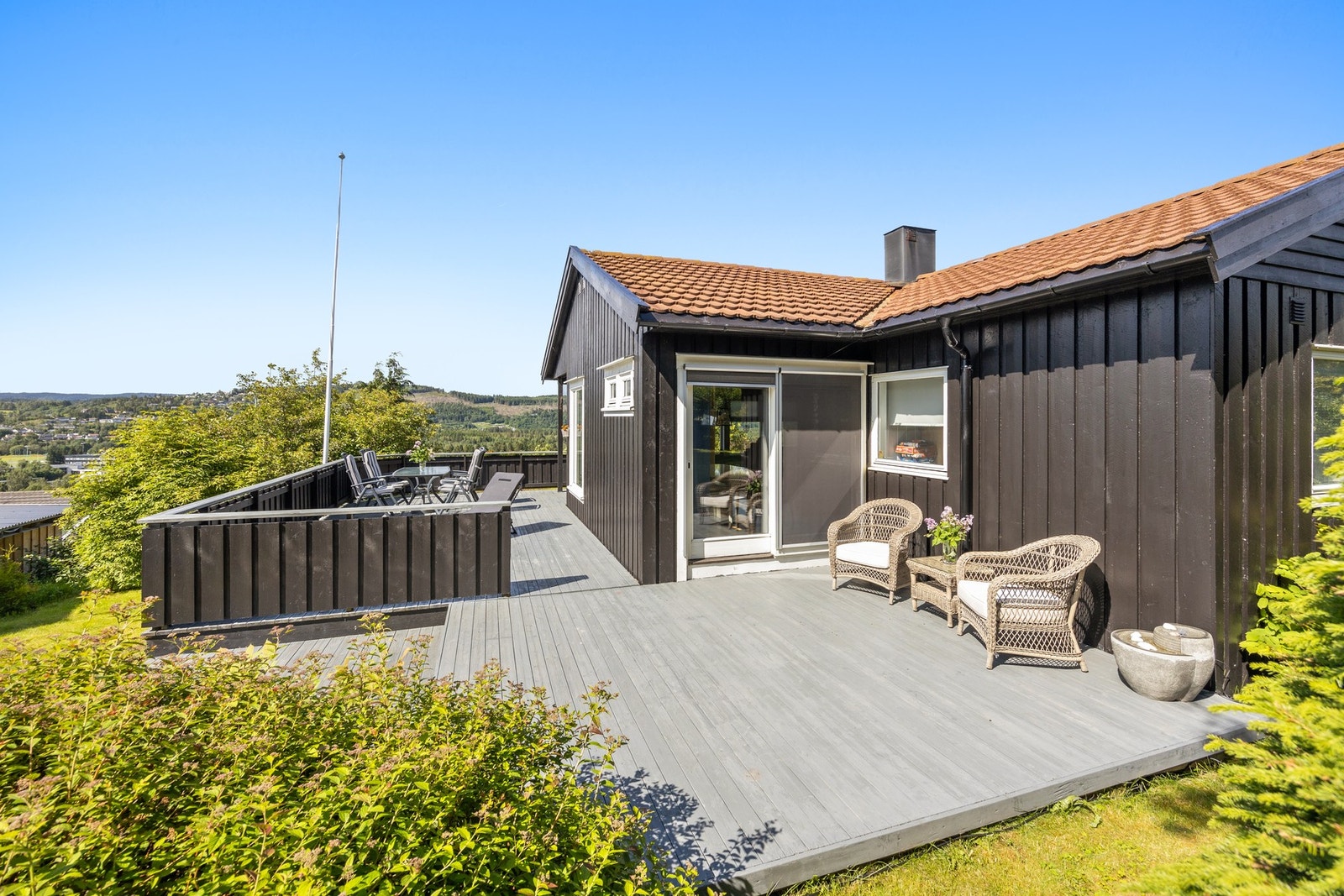 Fra stuen er det utgang til solrikt uteområde! Galleribilde