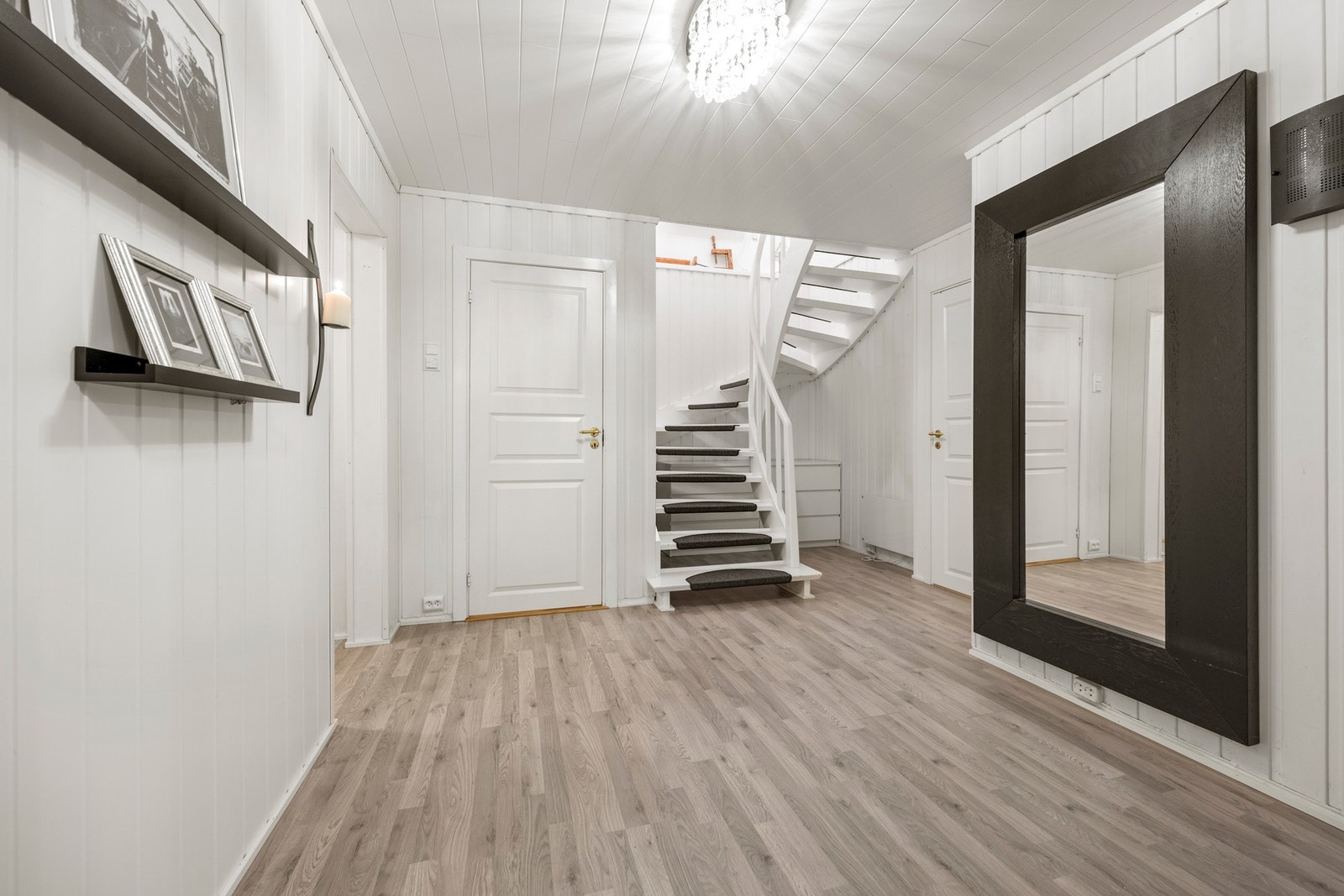 Trapp ned til underetasje. Gang - ca 14 kvm. Galleribilde