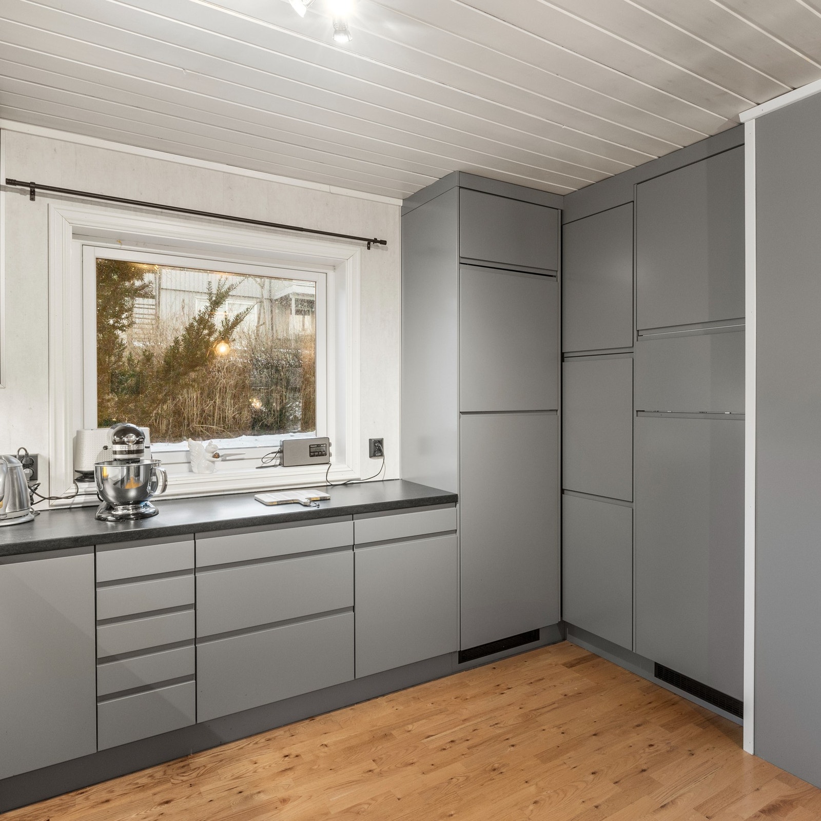 Kjøkkenet har en svært praktisk utforming med oppbevaringsplass! Galleribilde