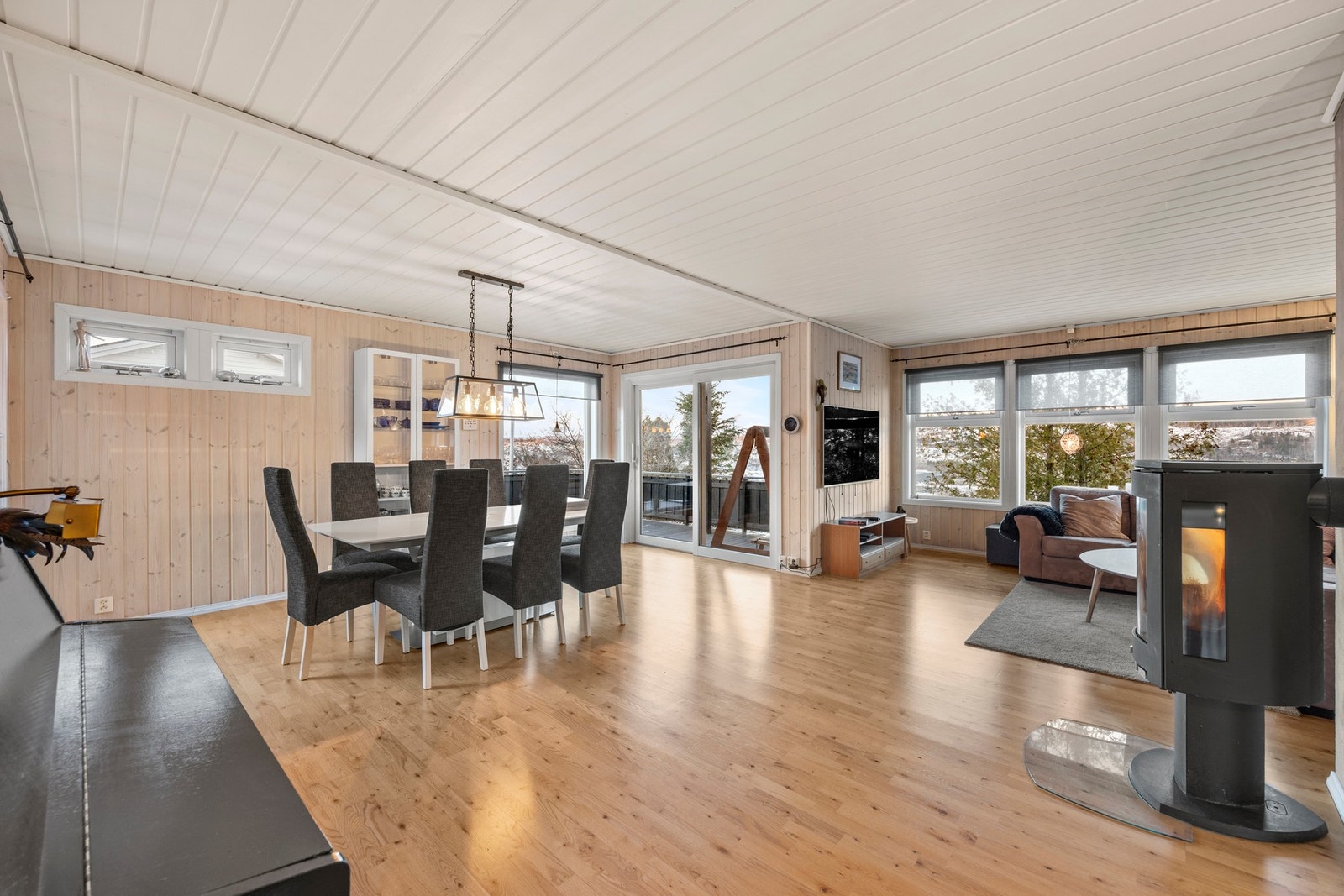 Gang, stue og kjøkken måler til sammen ca 66 kvm. Galleribilde