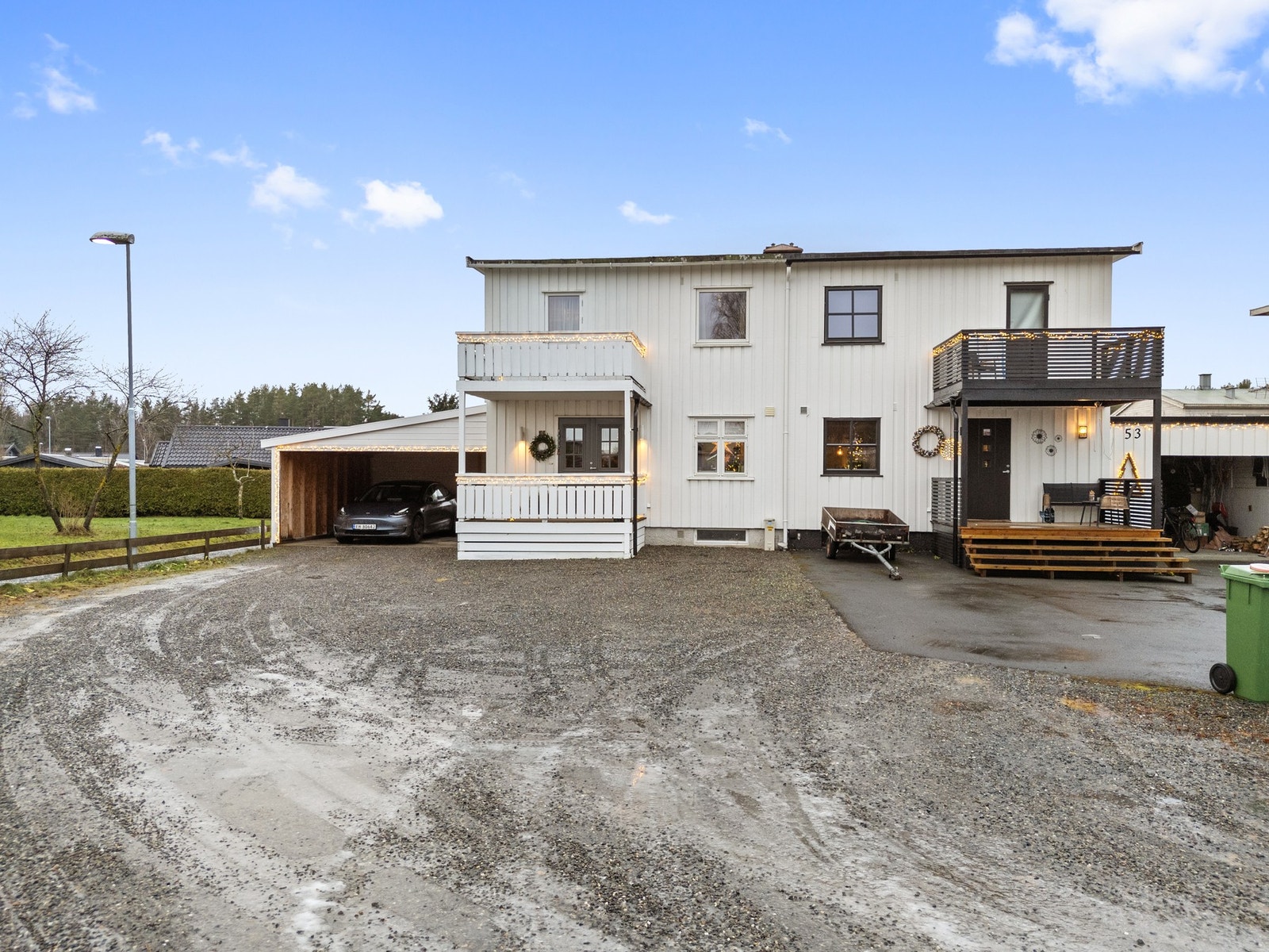 Ny carport og stor gårdsplass. Galleribilde