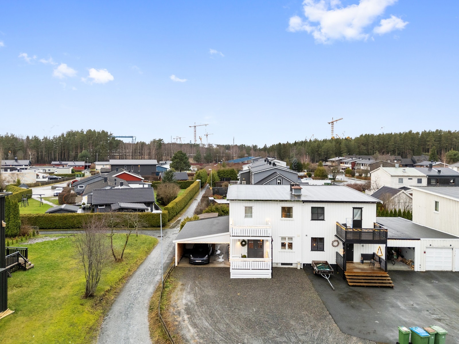Enedetomt. Gangveien går til skolen. Galleribilde
