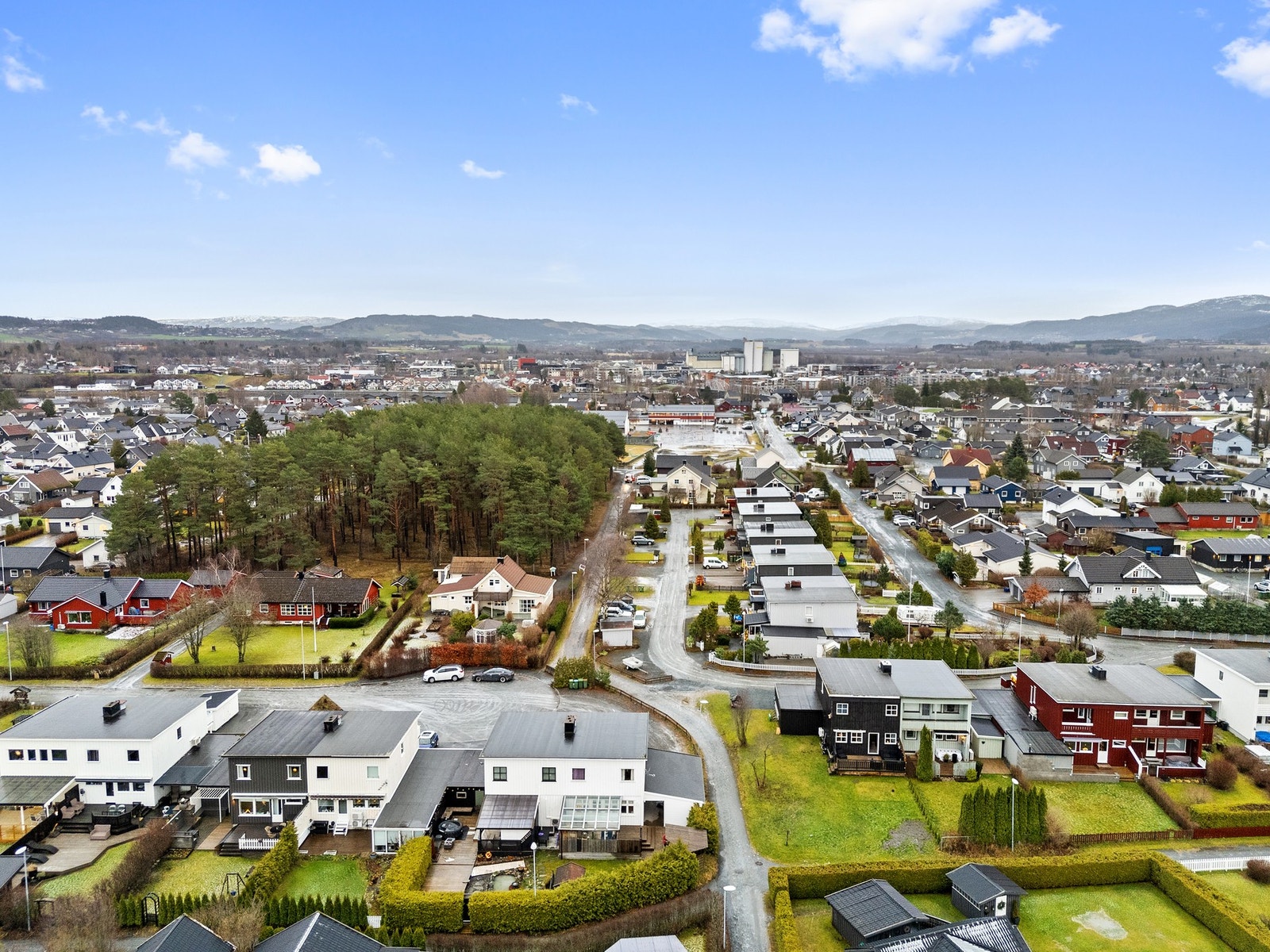 Kort gangavstand fra eiendommen til skolen. Trenger ikke å krysse bilvei for å komme til skolen. Galleribilde