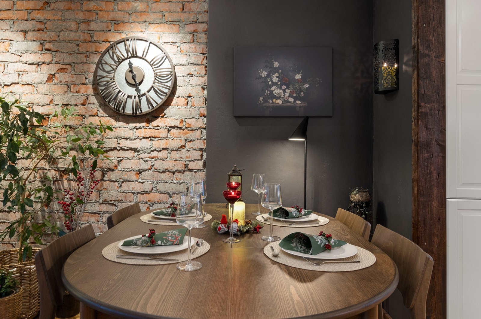 Spisestue like ved kjøkken. Galleribilde