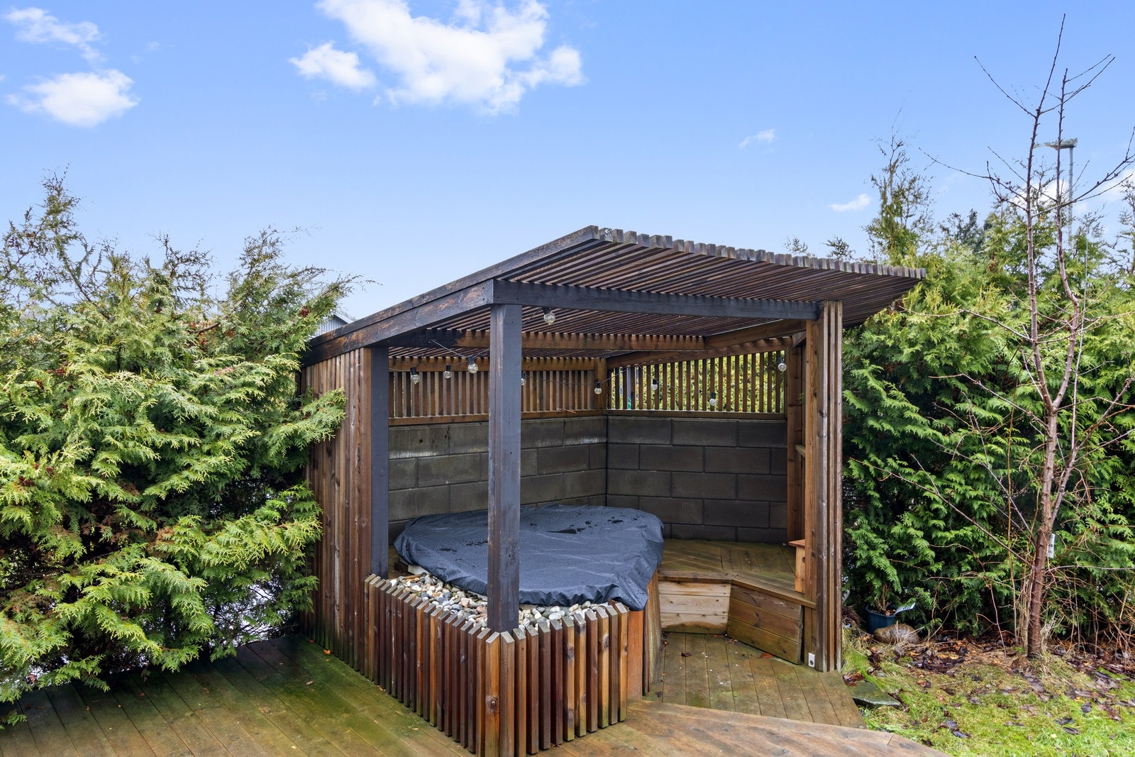 Uteplass med massasjebad. (fungerer ikke) Galleribilde