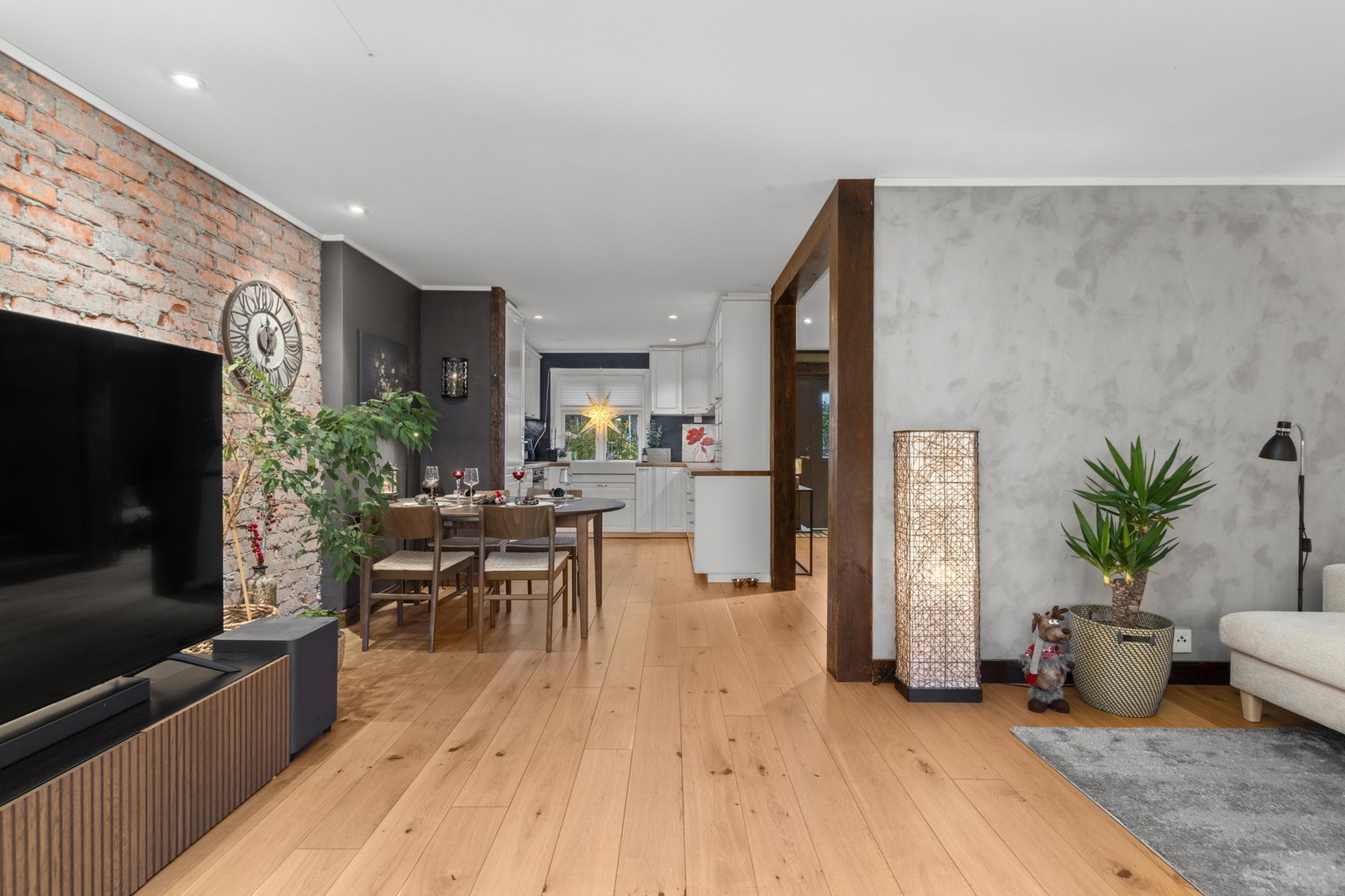 Stue mot kjøkken og inngang. Galleribilde