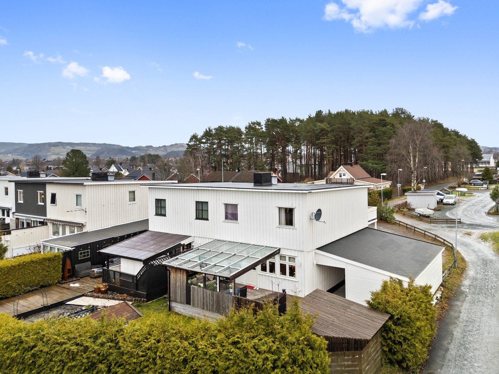 Takoverbygd uteplass og skjermet hage. Galleribilde