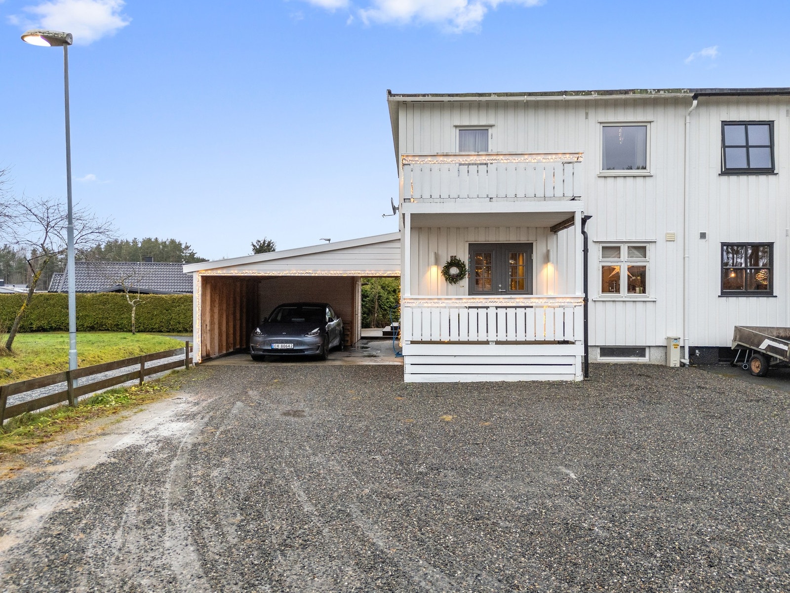 Ny carport og stor gårdsplass. Galleribilde
