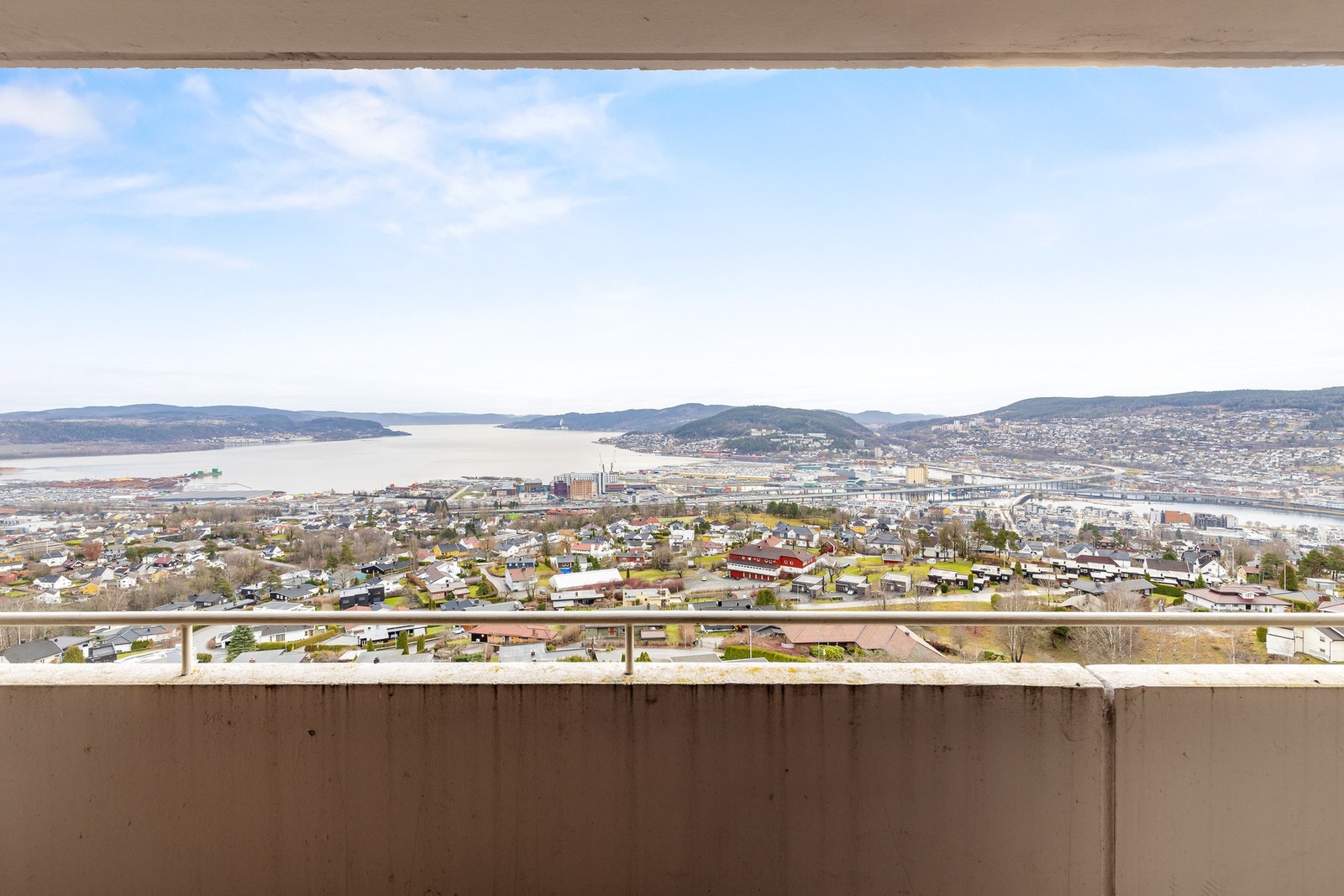 Balkongen er sørvendt og har gode solforhold på formiddagen Galleribilde