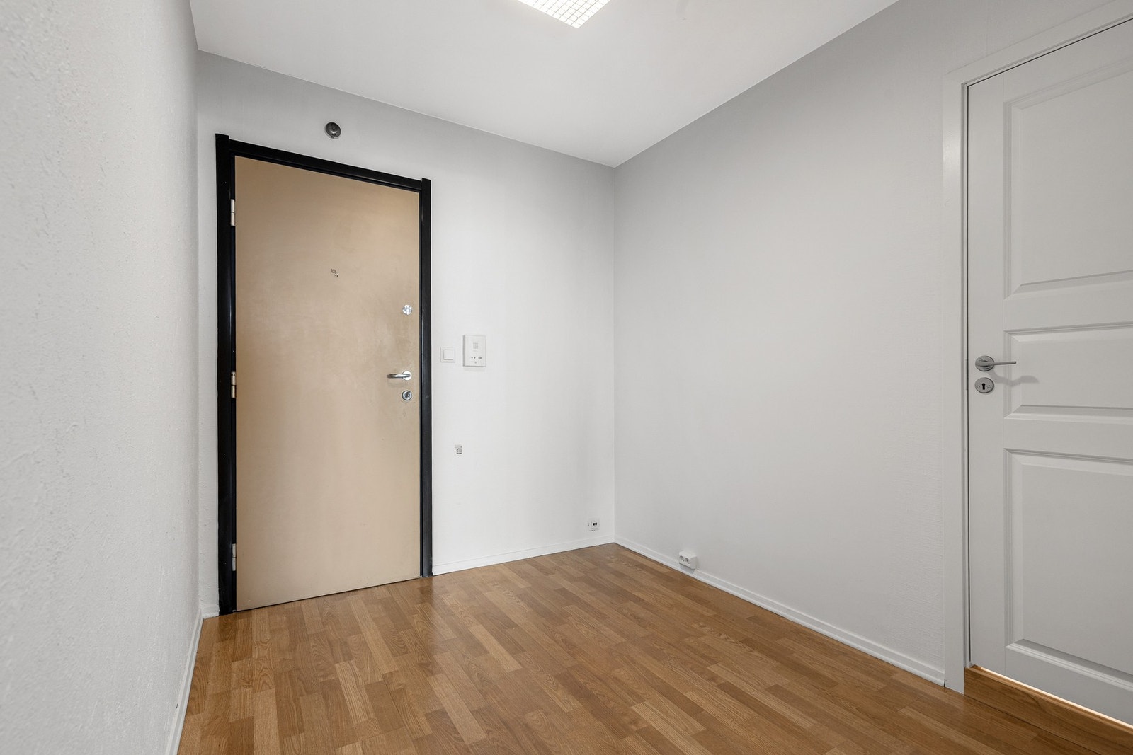 Romslig entré med dørcalling og plass til garderobeløsning Galleribilde