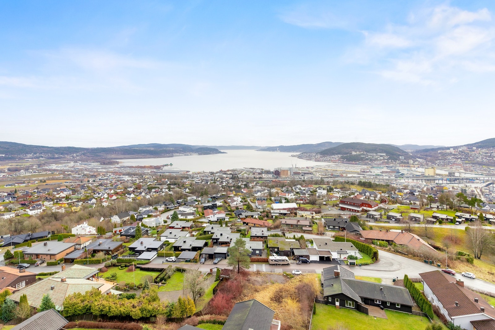 Leiligheten har en sørøstvendt balkong med fantastisk utsikt og formiddagssol Galleribilde