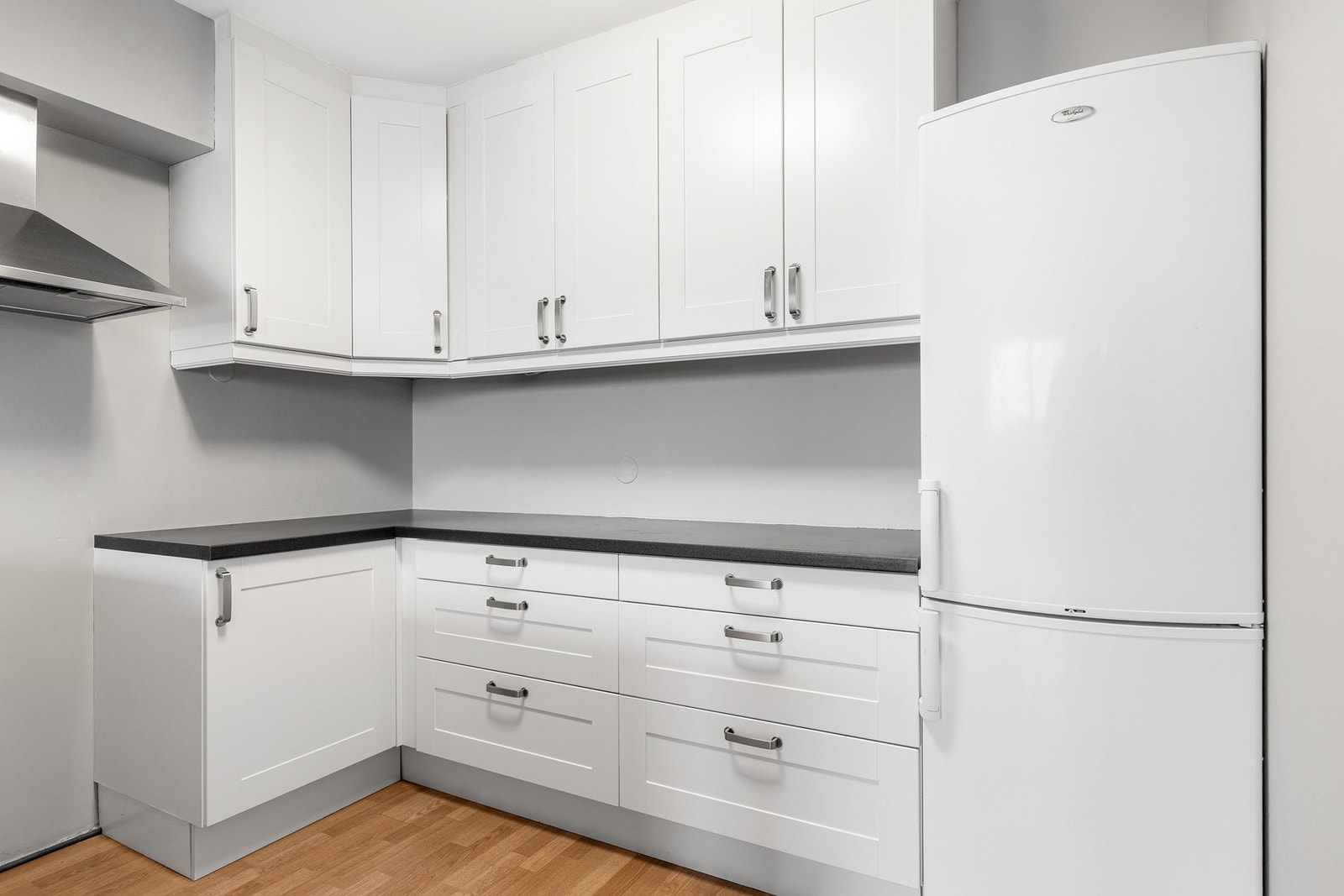 Innredningen har avsatt plass til frittstående hvitevarer, herunder kjøl-/fryseskap, opplegg for oppvaskmaskin og opplegg for komfyr Galleribilde