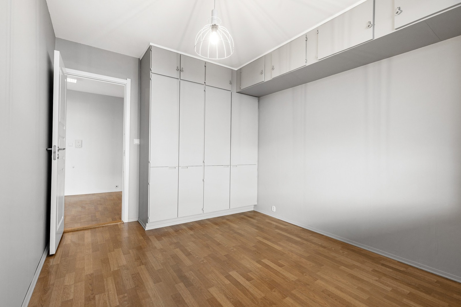 Rommet har flere plassbygde skap for praktisk oppbevaring Galleribilde