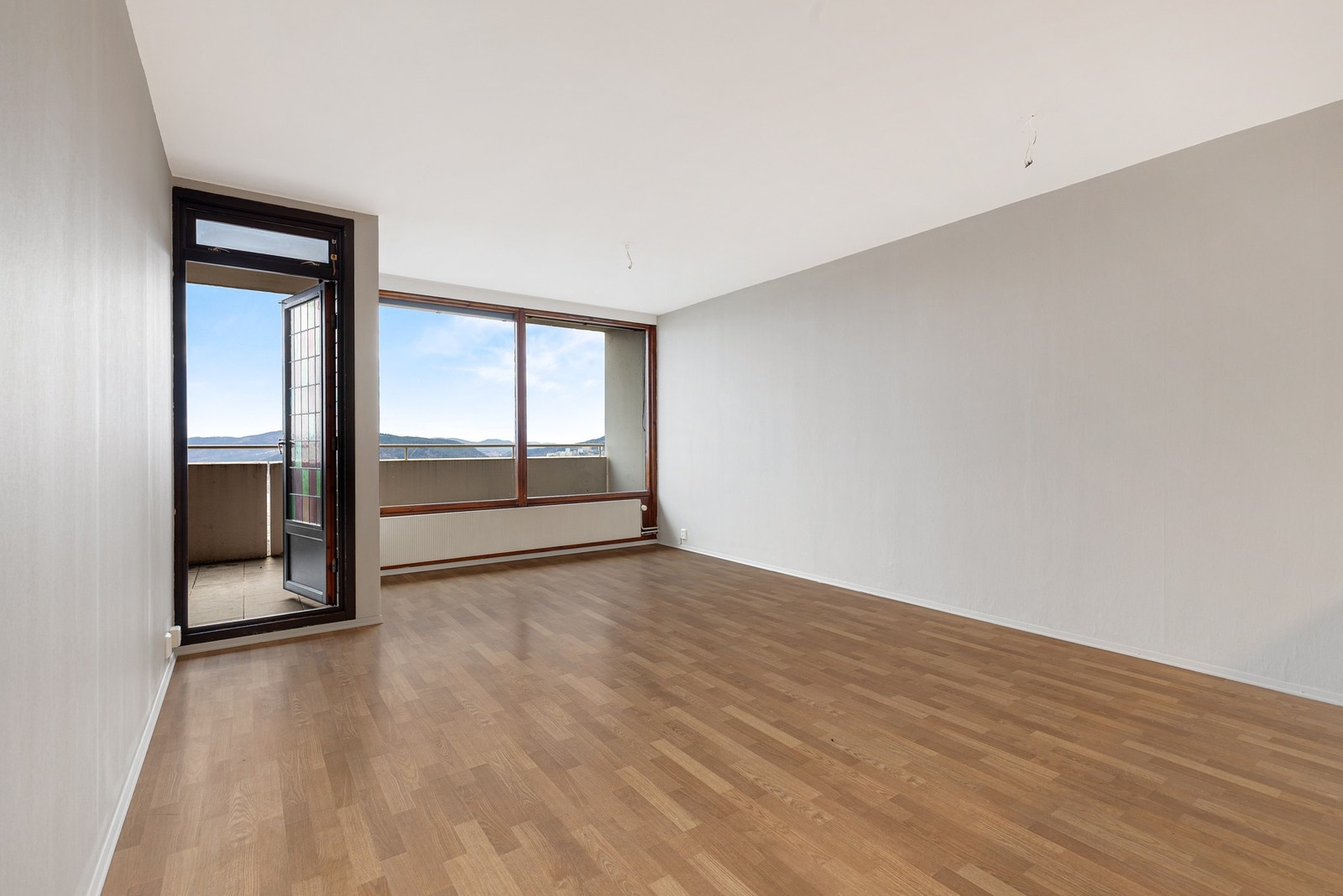 Fra stuen er det adkomst ut til overbygget balkong Galleribilde