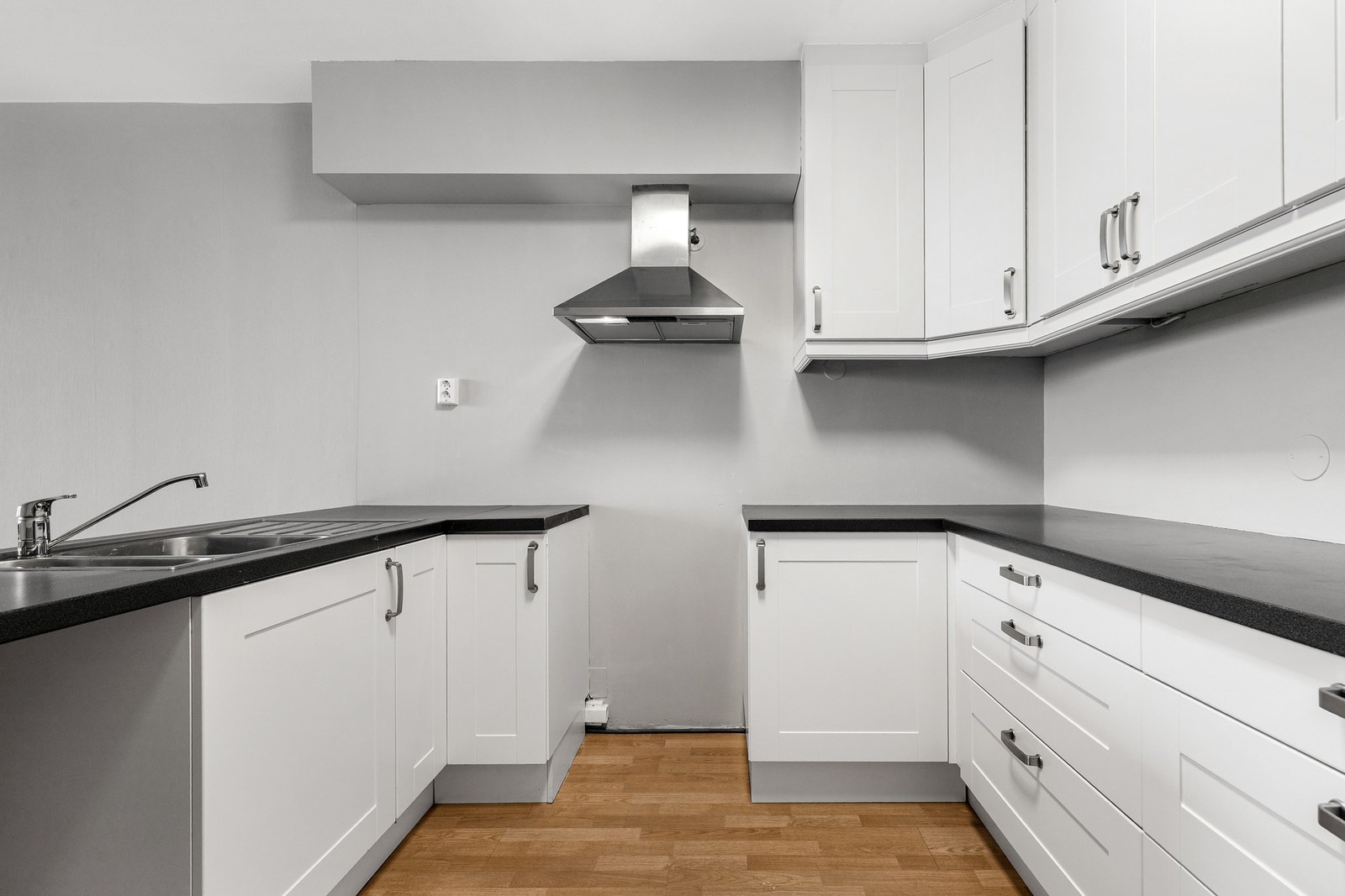 Videre er det installert automatisk vannstopper, og fritthengende kjøkkenventilator i stål med kullfilter fra 2025 Galleribilde