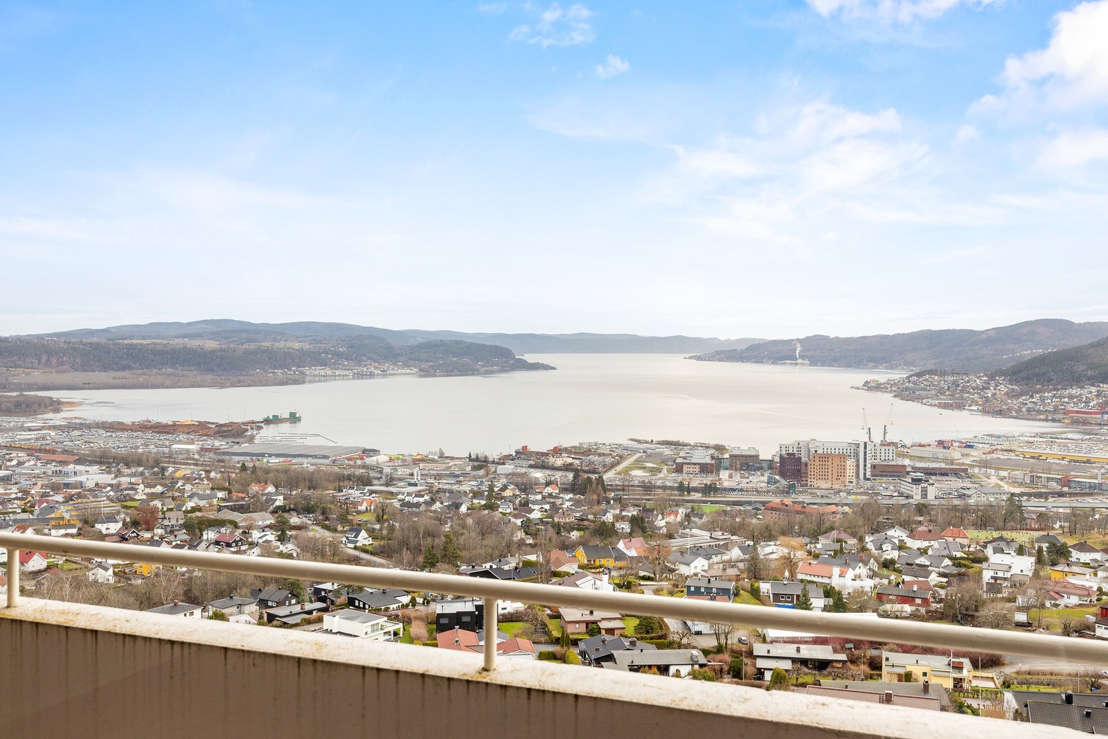 Vidstrakt utsikt over fjorden og Drammen by Galleribilde