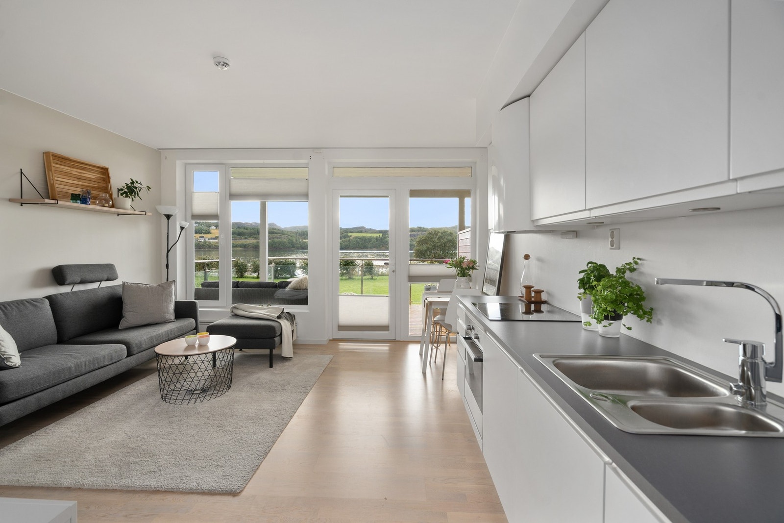 Fra stuen er det utgang til terrassen Galleribilde