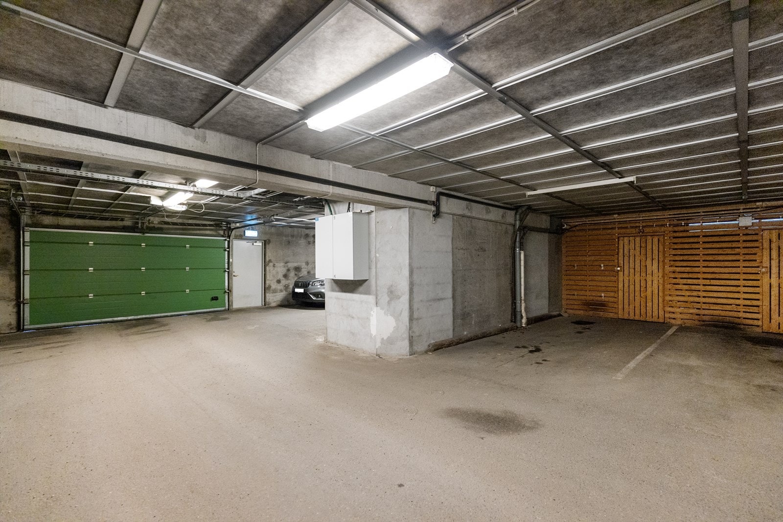 Kjeller med parkeringsanlegg. Galleribilde