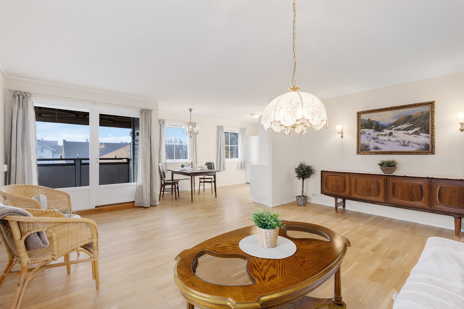 Stuen har gode vindusflater som slipper inn rikelig med naturlig lys. Det er installert kabel-tv og internett som er levert av Telenor Norge og er inkludert i de oppgitte felleskostnader. Galleribilde