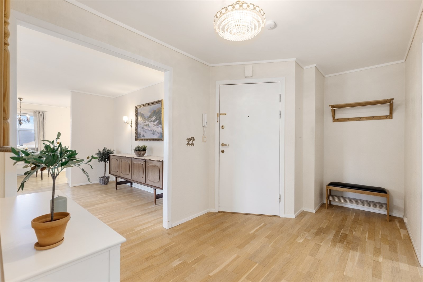 Med adkomst fra fellestrappegang kommer man inn til en lys og hyggelig entré som ønsker deg velkommen inn. Her er det god plass for oppbevaring av sko- og yttertøy. Galleribilde