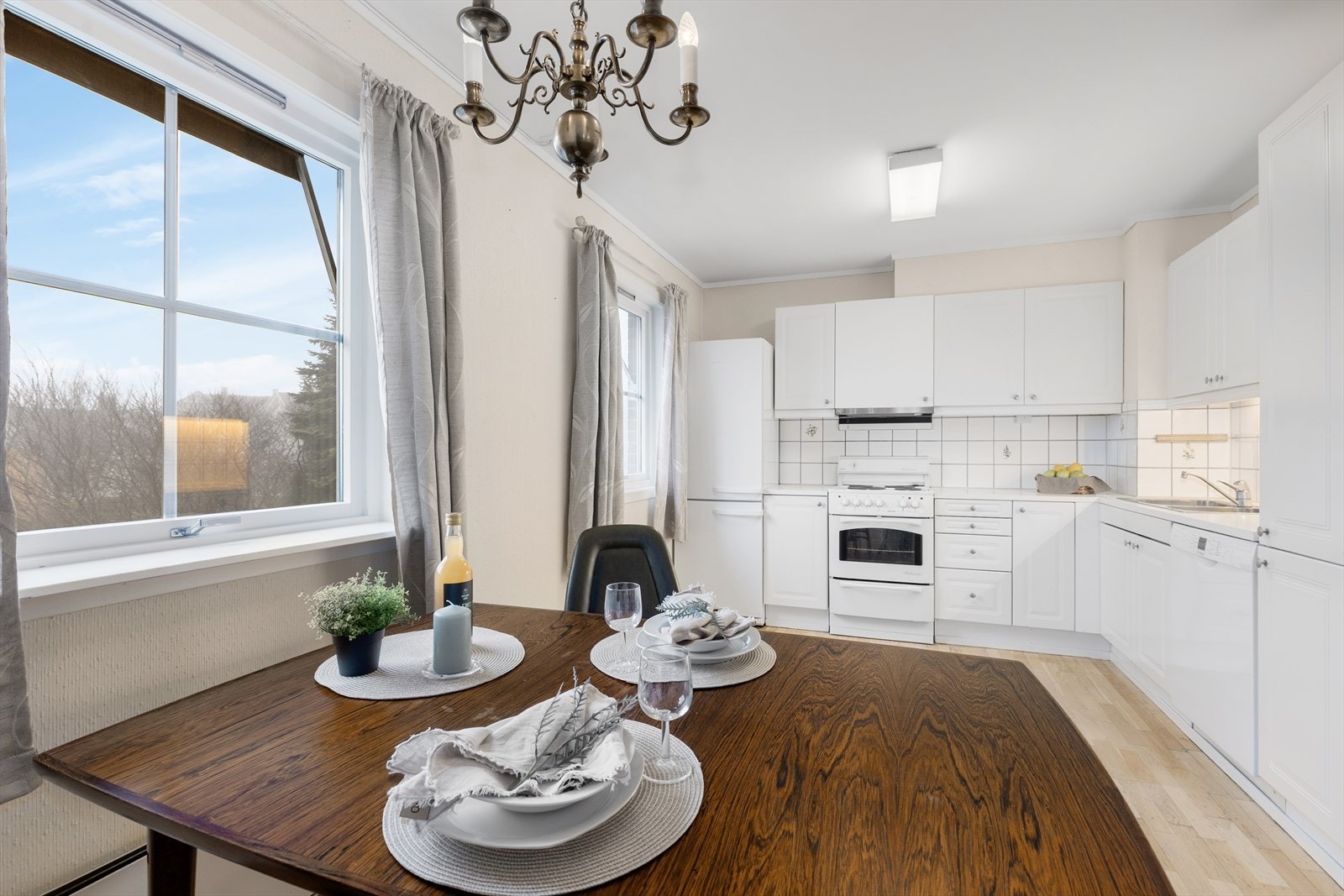 I forbindelse med vindu på kjøkkenet er det fin plass til spisebord. Galleribilde