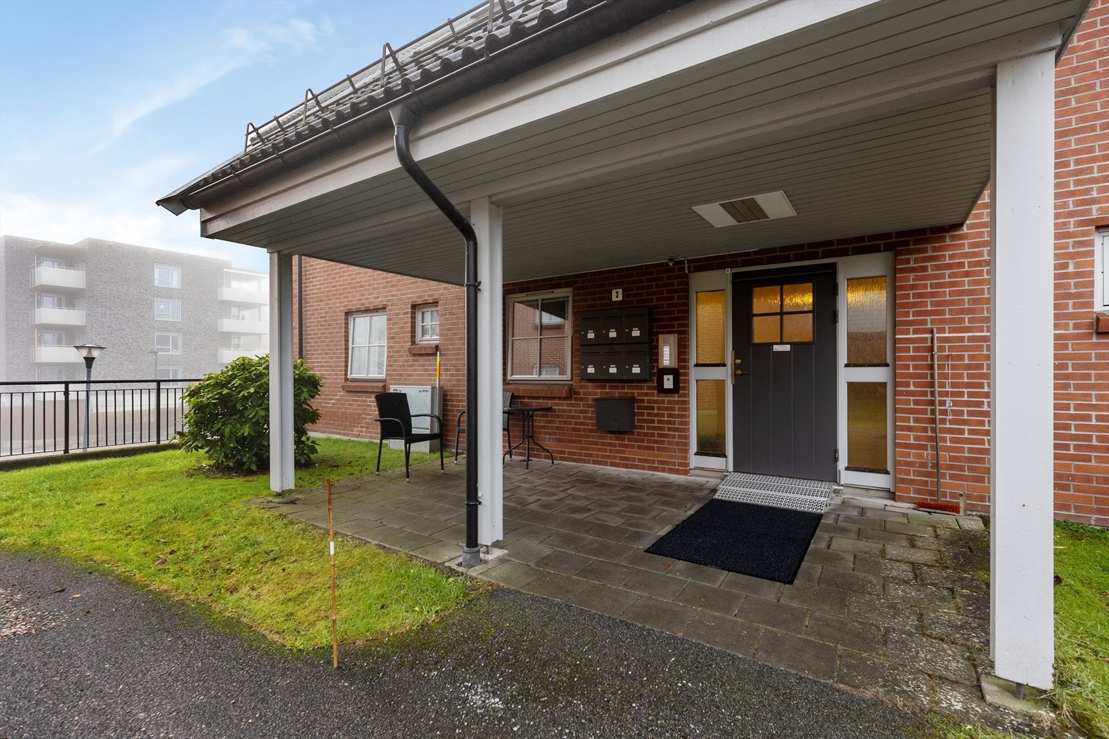 Hyggelig overbygget inngangsparti med ringetablå. Galleribilde