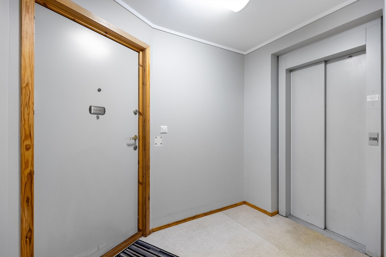 Leiligheten har enkel adkomst via heis. Heisen går ned til kjeller hvor leiligheten disponerer en bod og en parkeringsplass. Galleribilde