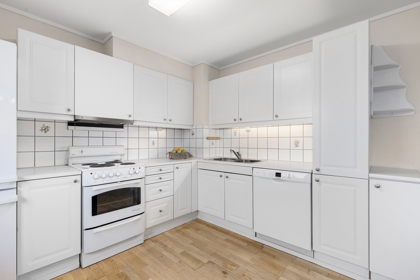 Kjøkkenet er fra byggeår og har godt med oppbevaringsplass i over- og underskap samt et høyskap. Det er avsatt plass til frittstående hvitevarer. Galleribilde