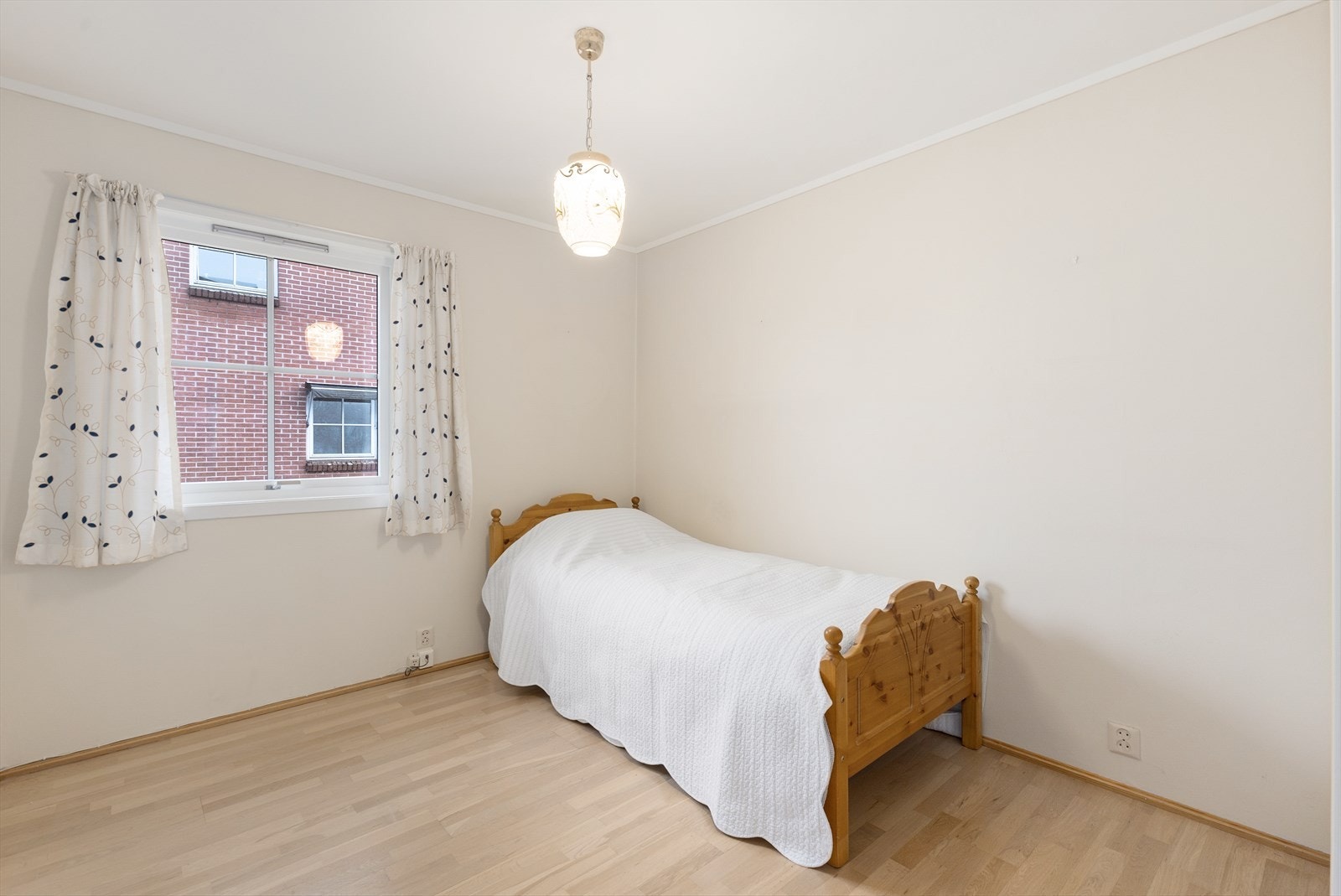 Soverommene har fin plass til både seng og garderobeløsning. Galleribilde