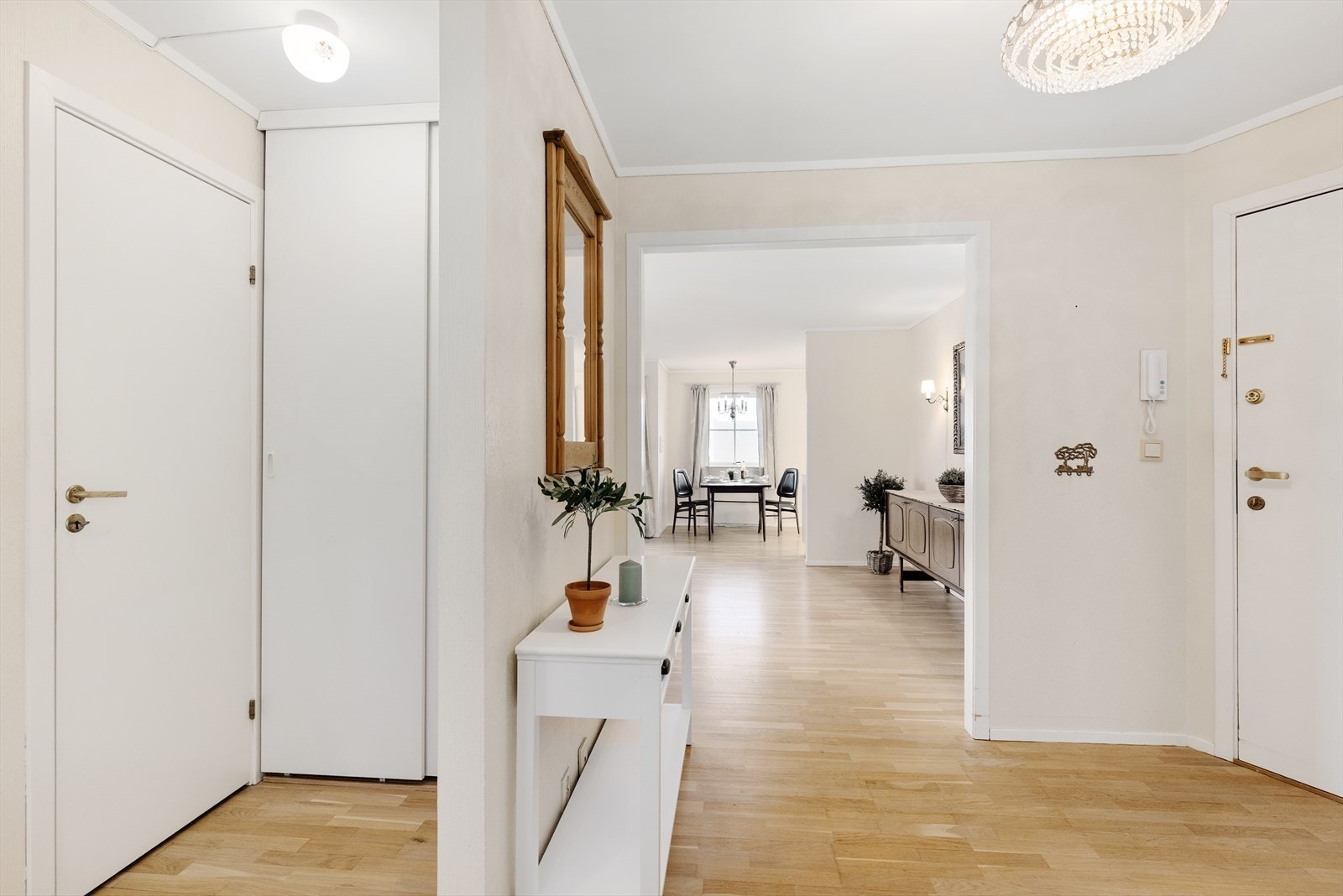 I enden av entré er det praktisk skyvedørsgarderobe samt dør inn til bod som gir god oppbevaringsplass. Galleribilde