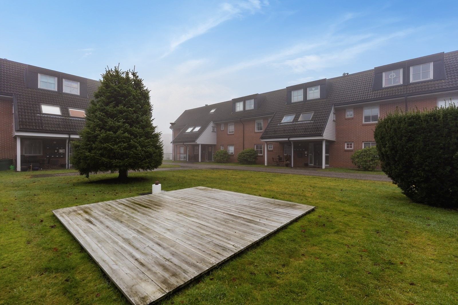 Hyggelig uteareal inne på tunet. Galleribilde