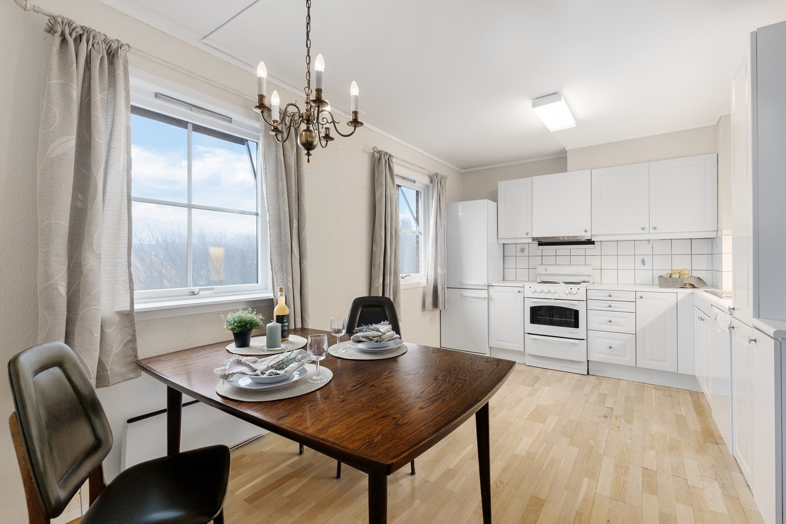 Leiligheten har åpen løsning mellom stue og kjøkken som gir en luftig og god romfølelse. Galleribilde